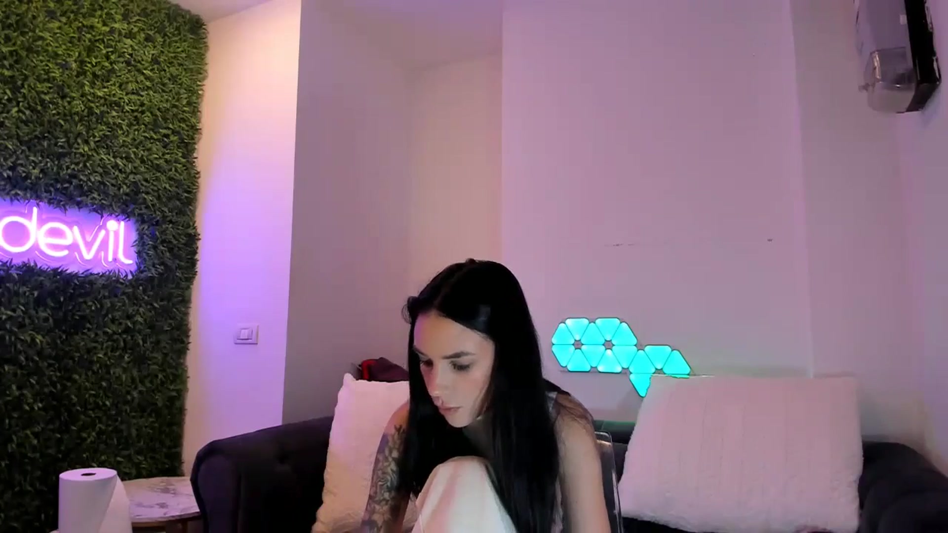 Gallery image thumbnail from Fallingdevil's myfreecams stream on, 11/27/2024, 14:14 image 7 of 20