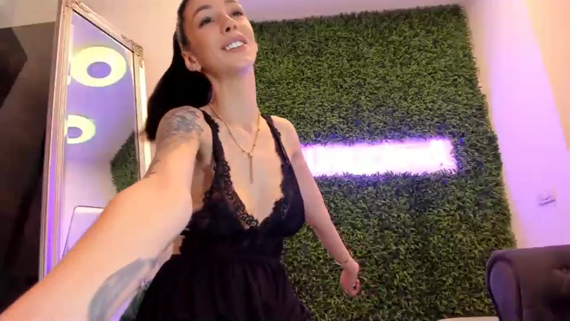 Gallery image thumbnail from Fallingdevil's myfreecams stream on, 11/28/2024, 09:43 image 8 of 20