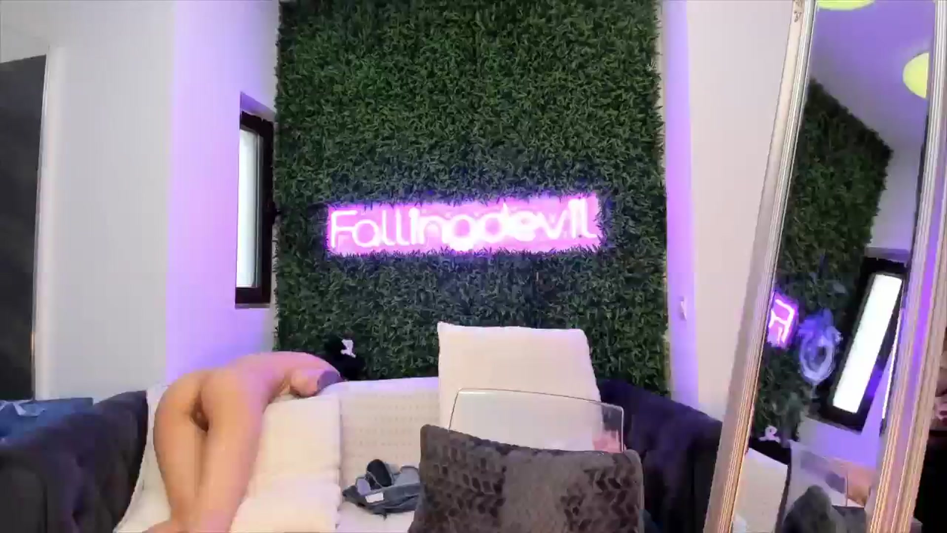 Gallery image thumbnail from Fallingdevil's myfreecams stream on, 04/03/2025, 08:41 image 17 of 20