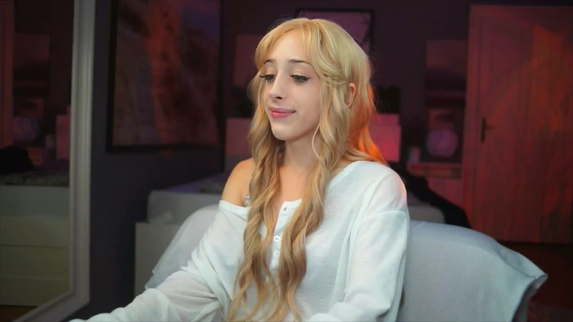 Gallery image thumbnail from Fanny21's myfreecams stream on, 10/05/2025, 20:53 image 16 of 20