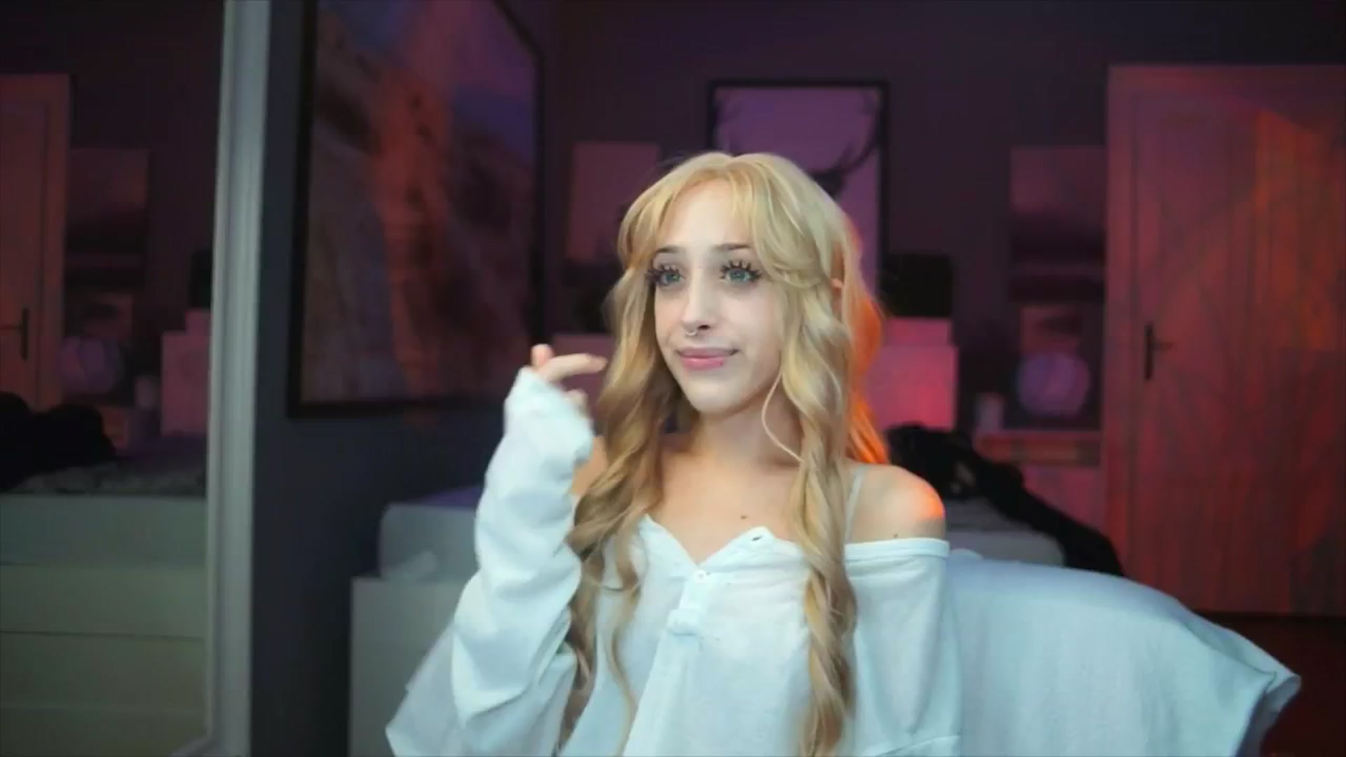 Gallery image thumbnail from Fanny21's myfreecams stream on, 10/05/2025, 20:53 image 3 of 20