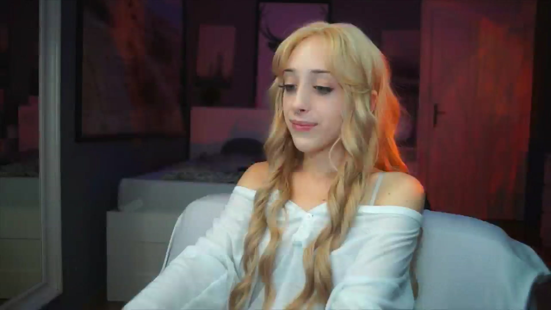 Gallery image thumbnail from Fanny21's myfreecams stream on, 10/05/2025, 22:04 image 3 of 20