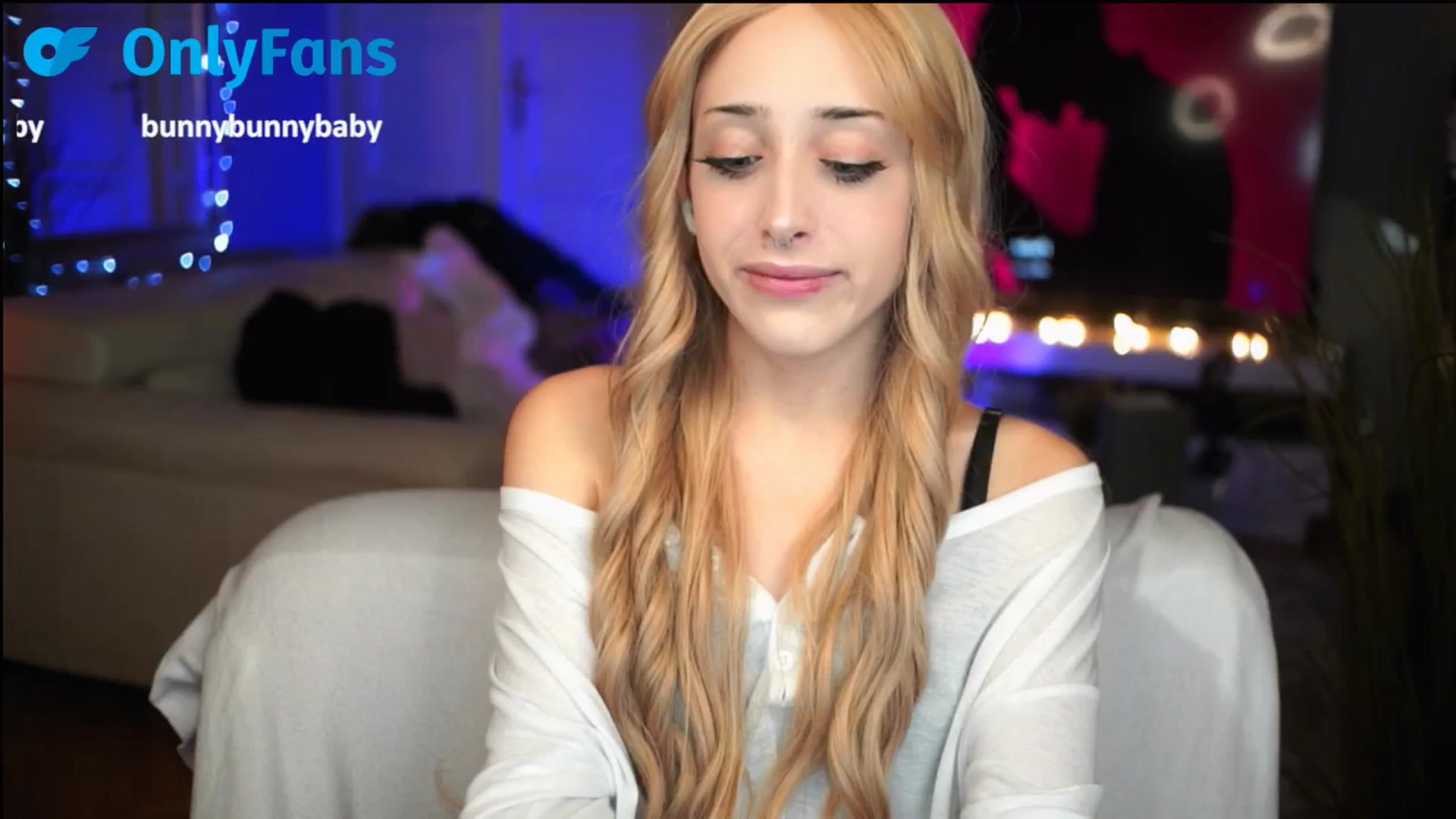 Gallery image thumbnail from Fanny21's myfreecams stream on, 10/10/2025, 18:29 image 15 of 20