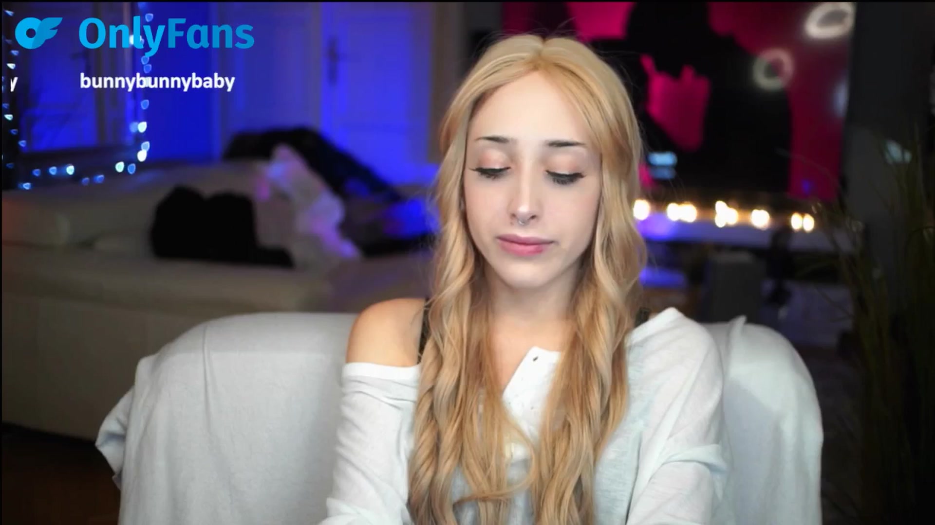 Gallery image thumbnail from Fanny21's myfreecams stream on, 10/10/2025, 18:29 image 10 of 20