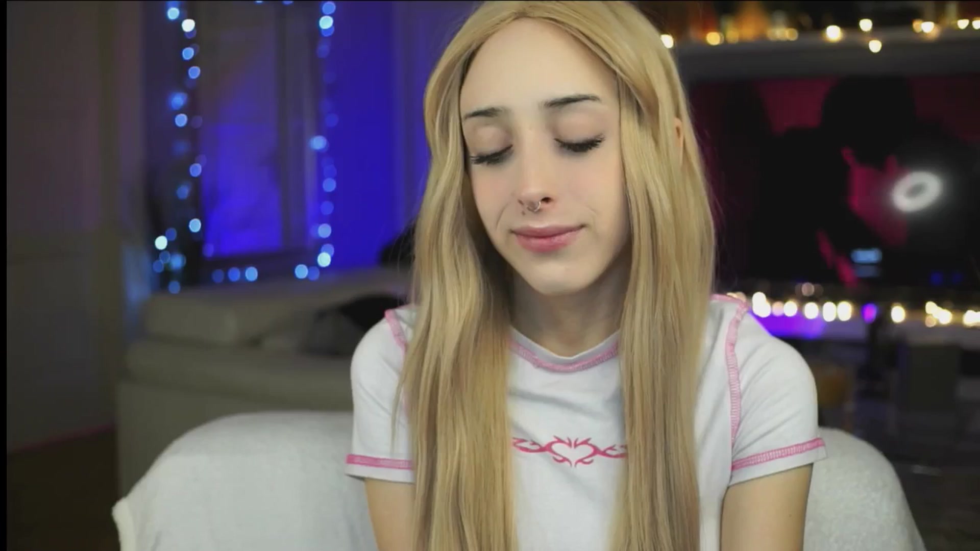 Gallery image thumbnail from Fanny21's myfreecams stream on, 10/29/2025, 22:08 image 16 of 20