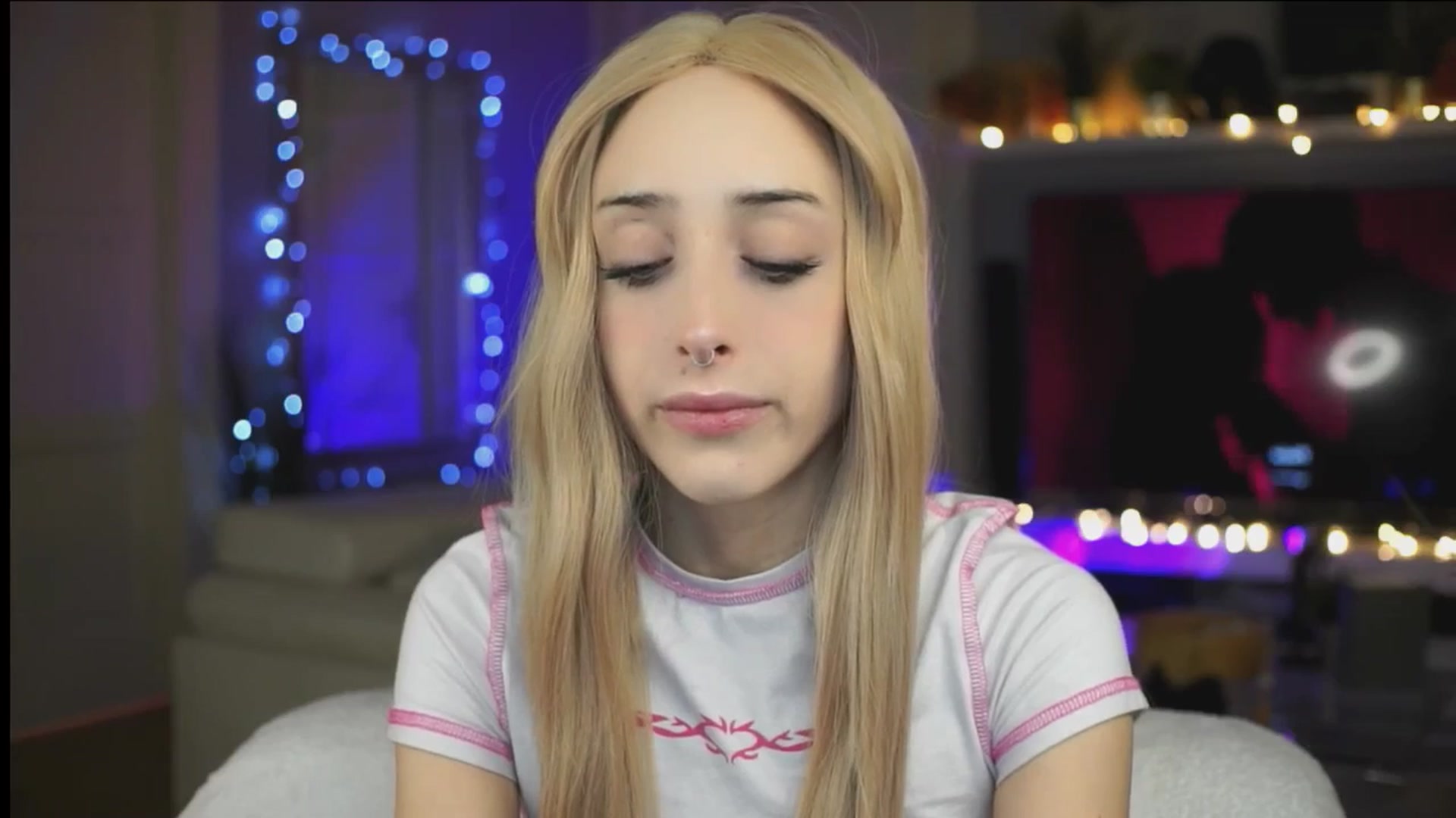 Gallery image thumbnail from Fanny21's myfreecams stream on, 10/29/2025, 22:08 image 4 of 20