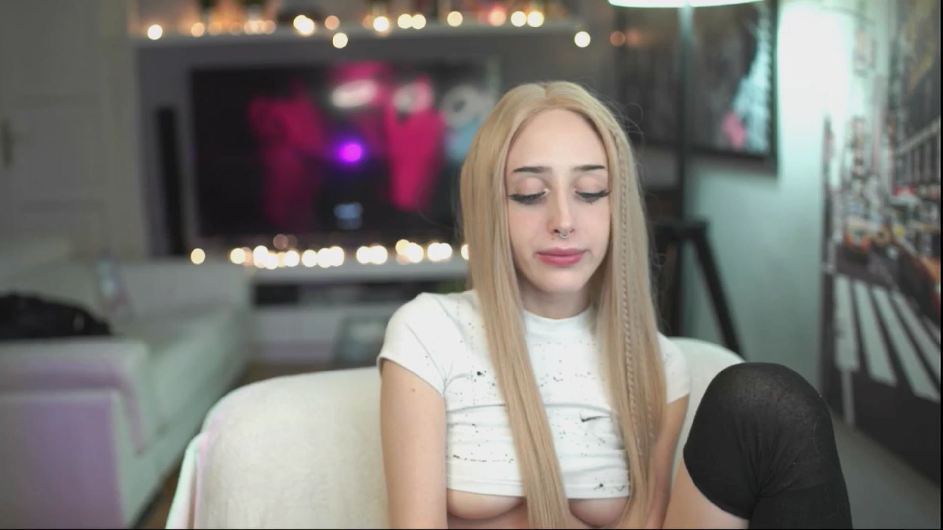 Gallery image thumbnail from Fanny21's myfreecams stream on, 11/21/2025, 23:06 image 12 of 20