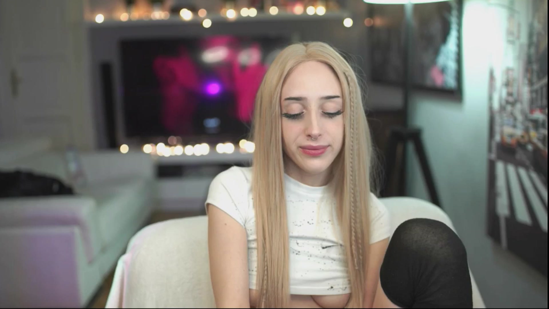 Gallery image thumbnail from Fanny21's myfreecams stream on, 11/21/2025, 23:06 image 18 of 20