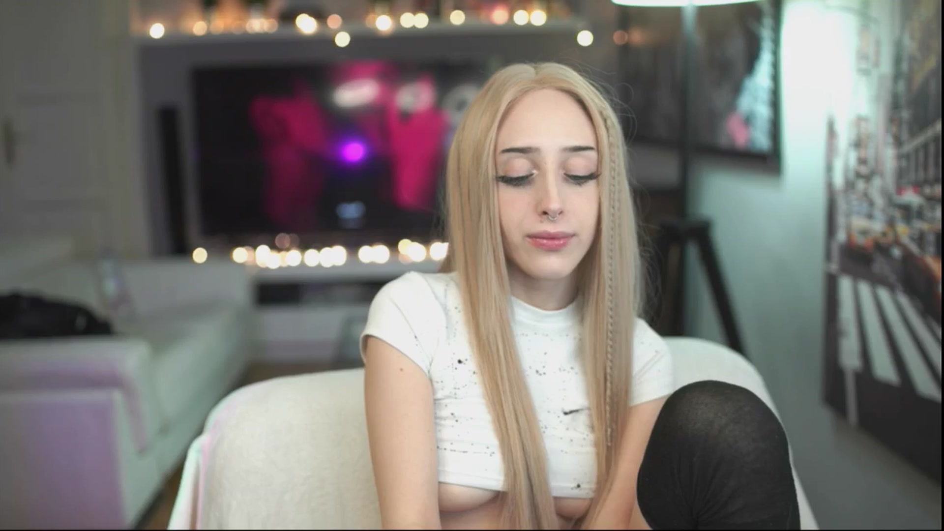 Gallery image thumbnail from Fanny21's myfreecams stream on, 11/21/2025, 23:06 image 2 of 20