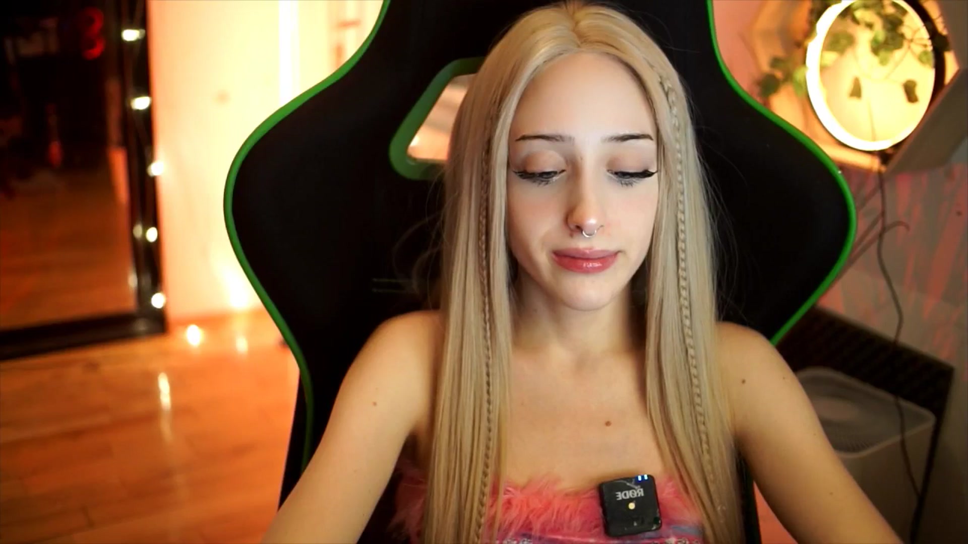 Gallery image thumbnail from Fanny21's myfreecams stream on, 11/24/2025, 22:06 image 17 of 20
