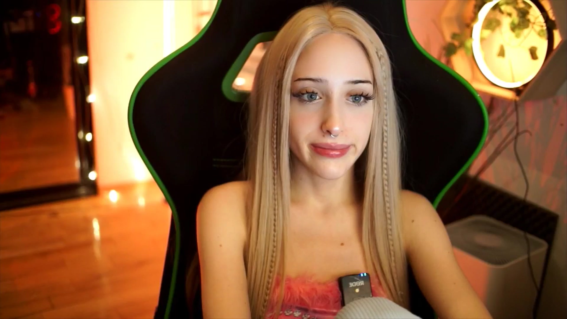 Gallery image thumbnail from Fanny21's myfreecams stream on, 11/24/2025, 22:06 image 20 of 20
