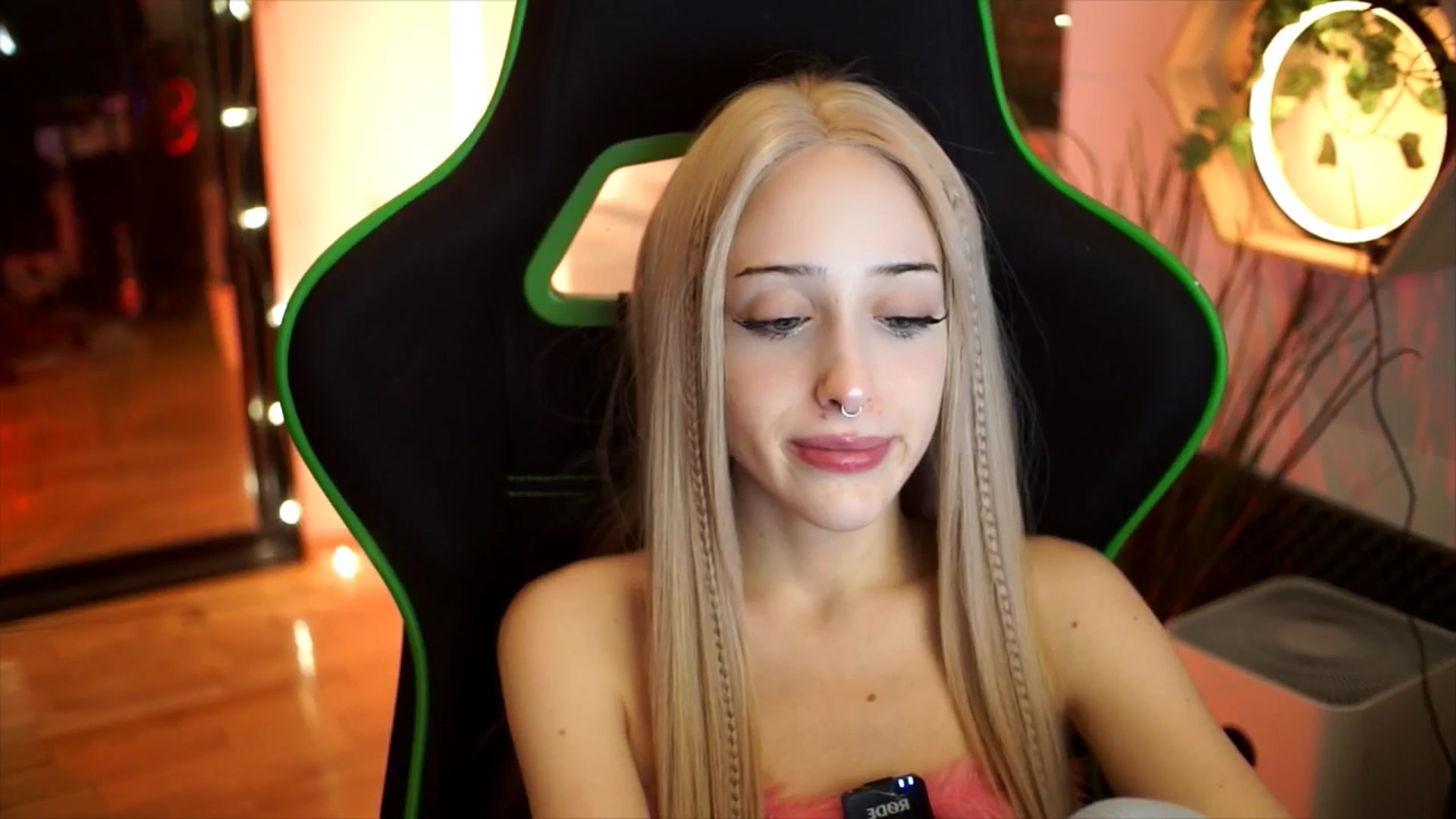 Gallery image thumbnail from Fanny21's myfreecams stream on, 11/24/2025, 22:06 image 12 of 20