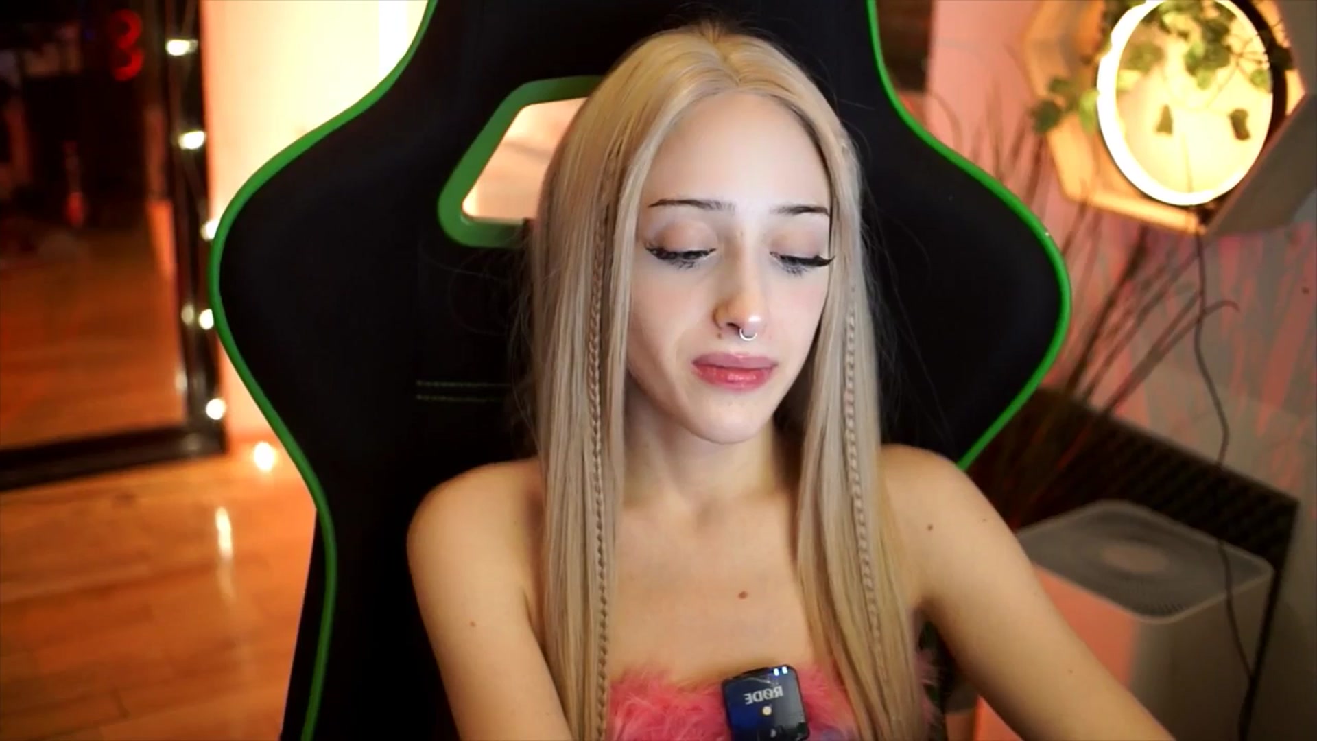 Gallery image thumbnail from Fanny21's myfreecams stream on, 11/24/2025, 22:06 image 14 of 20