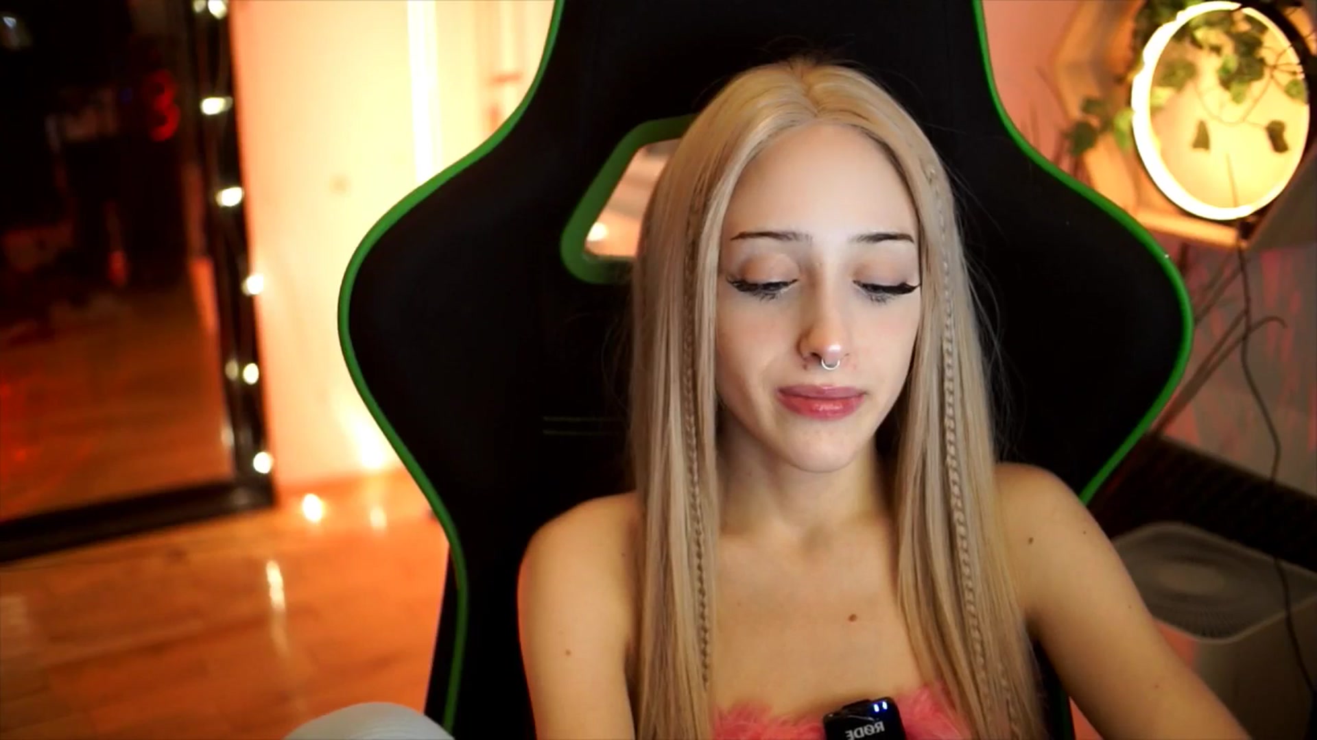 Gallery image thumbnail from Fanny21's myfreecams stream on, 11/24/2025, 22:06 image 8 of 20