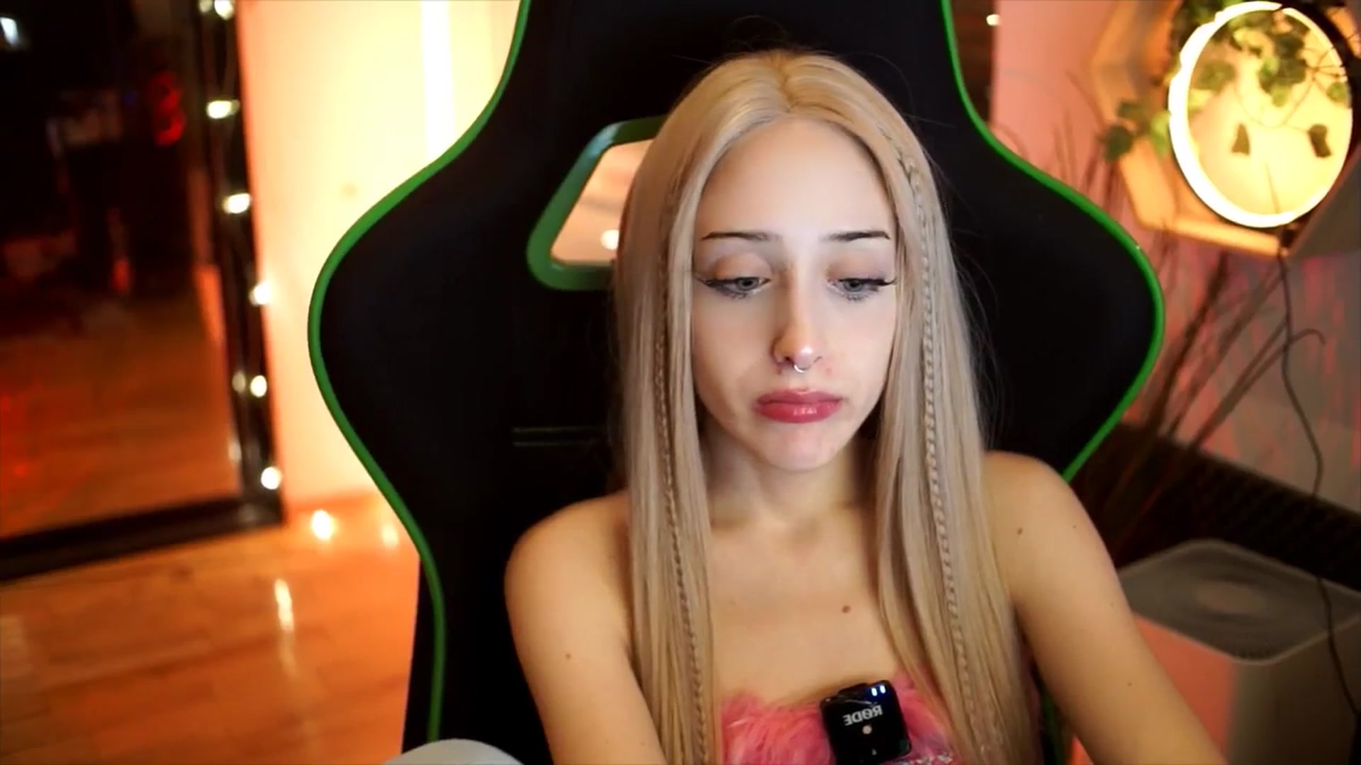 Gallery image thumbnail from Fanny21's myfreecams stream on, 11/24/2025, 22:06 image 4 of 20
