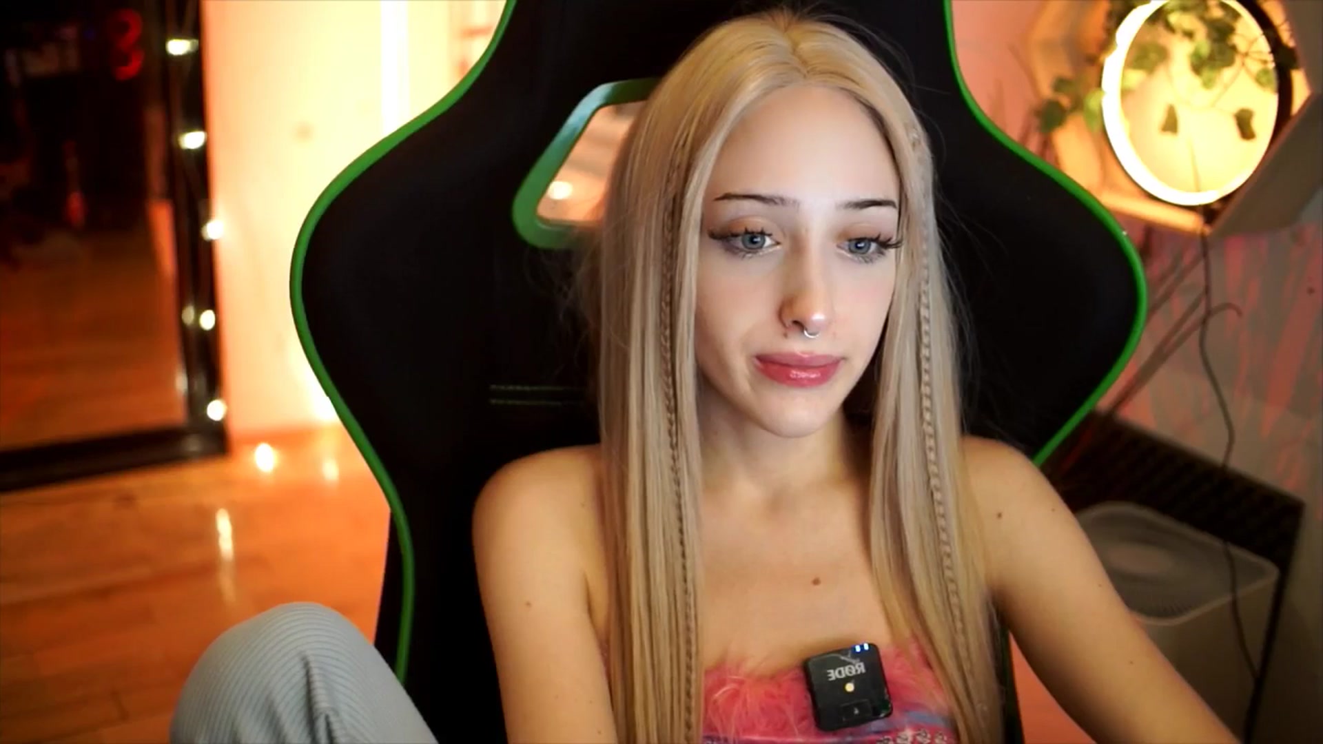 Gallery image thumbnail from Fanny21's myfreecams stream on, 11/24/2025, 22:06 image 19 of 20