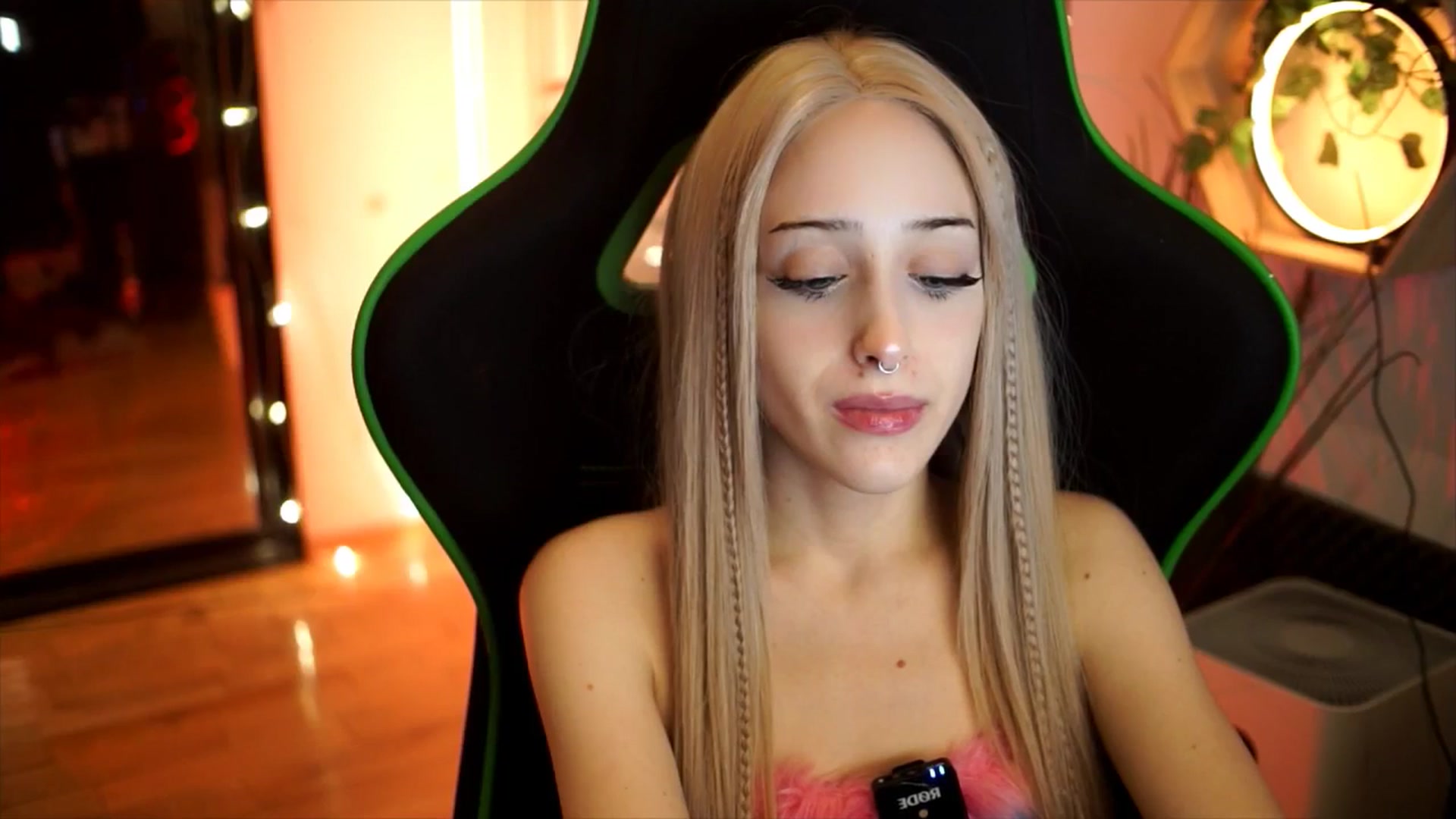 Gallery image thumbnail from Fanny21's myfreecams stream on, 11/24/2025, 22:06 image 7 of 20