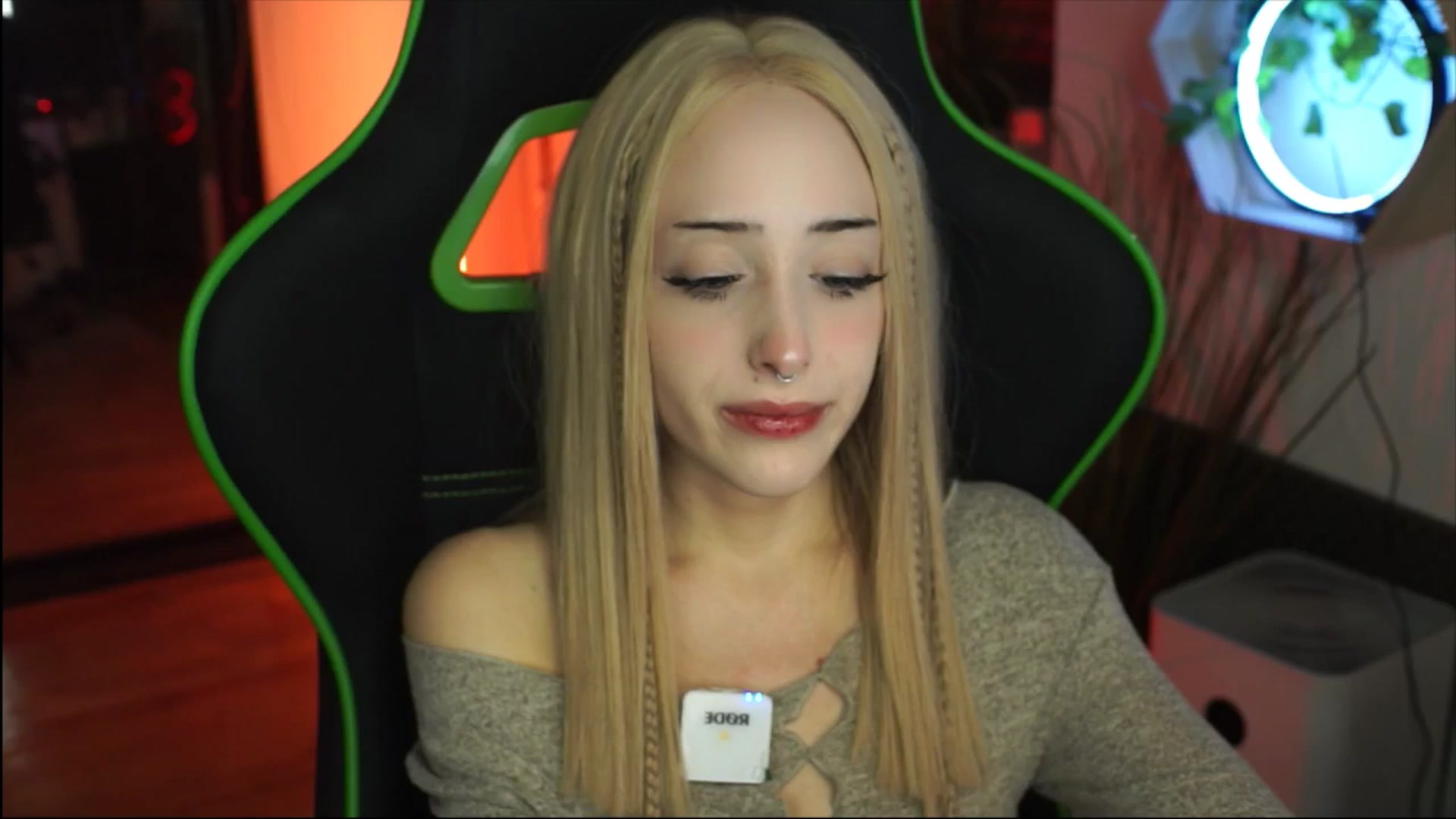Gallery image thumbnail from Fanny21's myfreecams stream on, 12/03/2025, 20:07 image 19 of 20