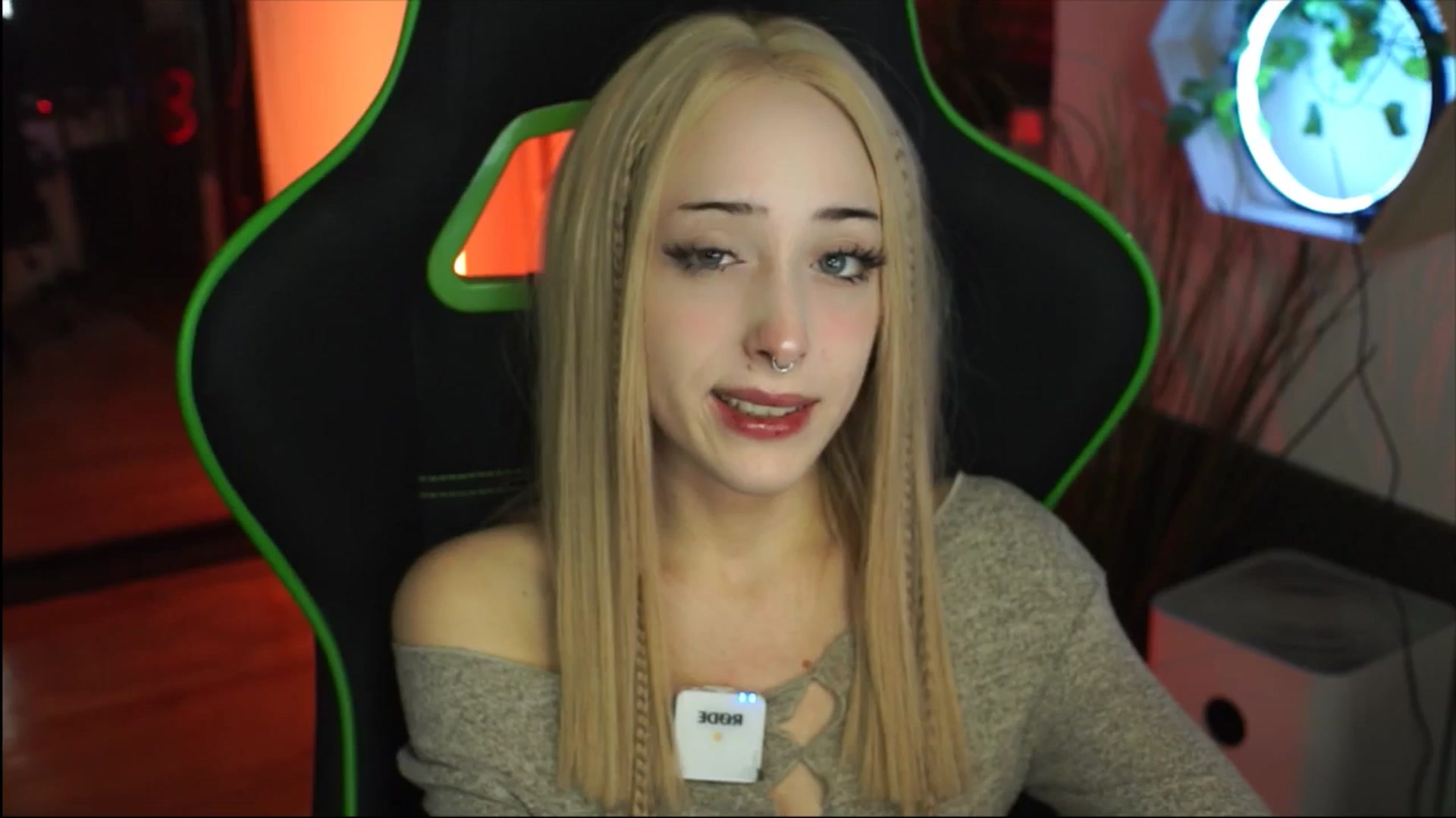 Gallery image thumbnail from Fanny21's myfreecams stream on, 12/03/2025, 20:07 image 18 of 20
