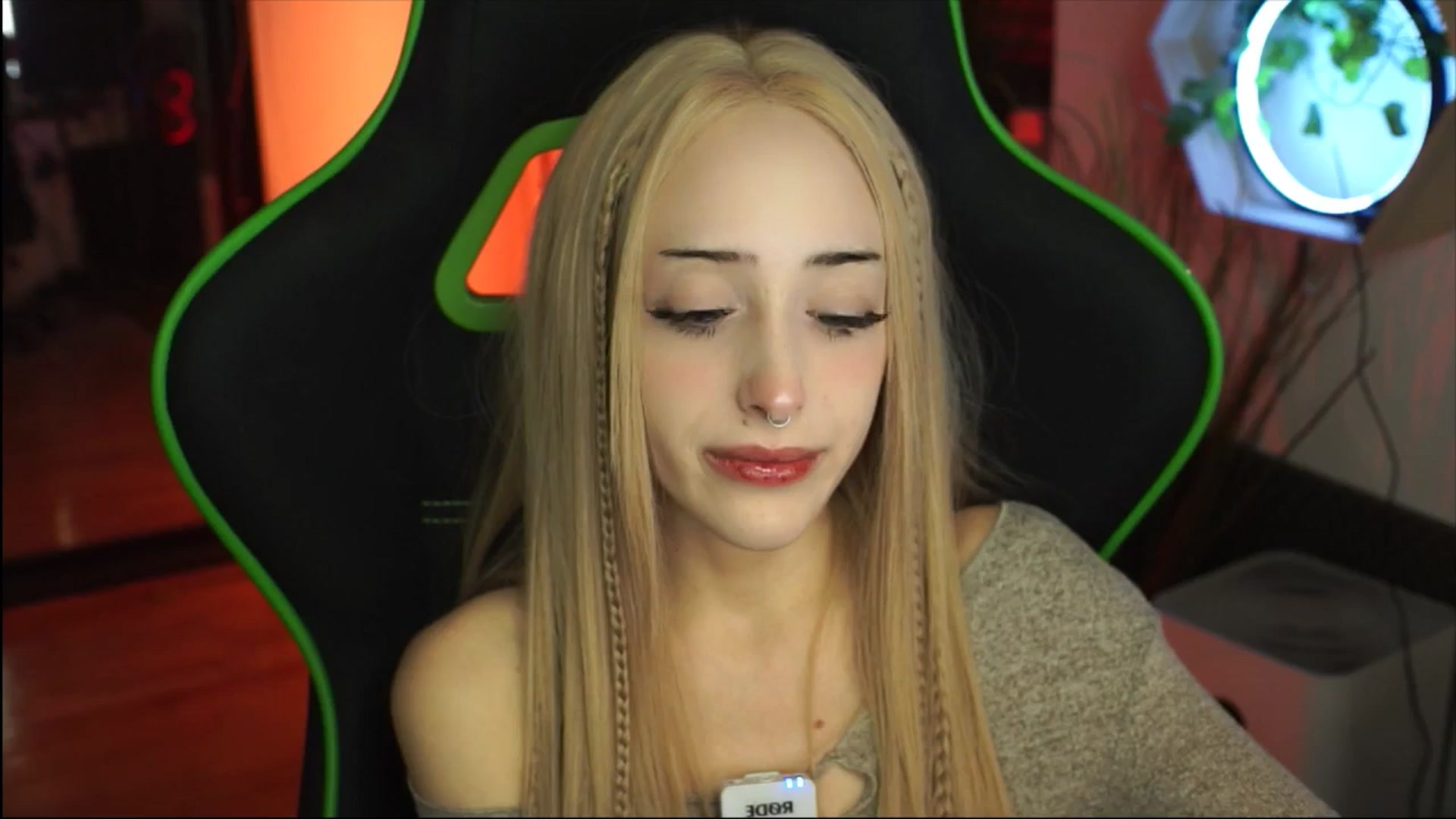Gallery image thumbnail from Fanny21's myfreecams stream on, 12/03/2025, 20:07 image 11 of 20