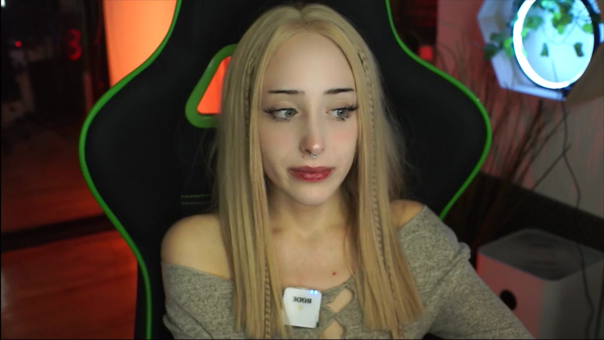 Gallery image thumbnail from Fanny21's myfreecams stream on, 12/03/2025, 20:07 image 16 of 20