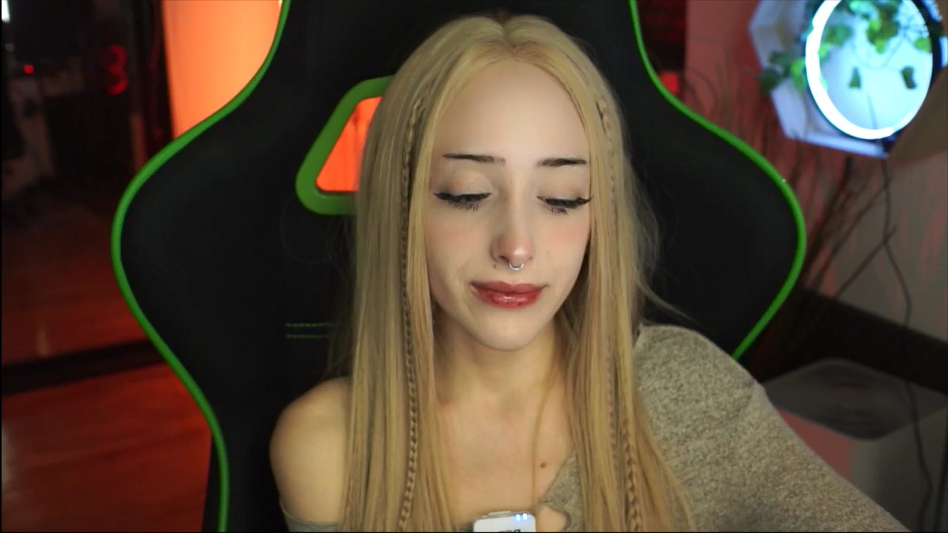 Gallery image thumbnail from Fanny21's myfreecams stream on, 12/03/2025, 20:07 image 13 of 20