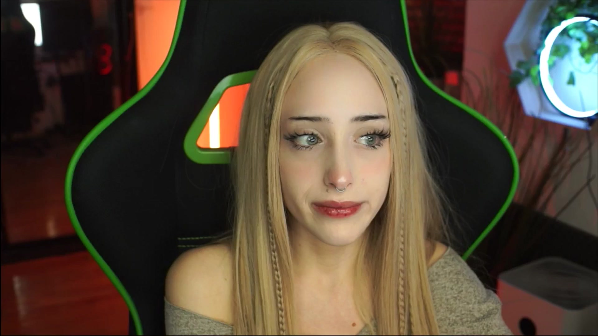 Gallery image thumbnail from Fanny21's myfreecams stream on, 12/03/2025, 20:07 image 6 of 20