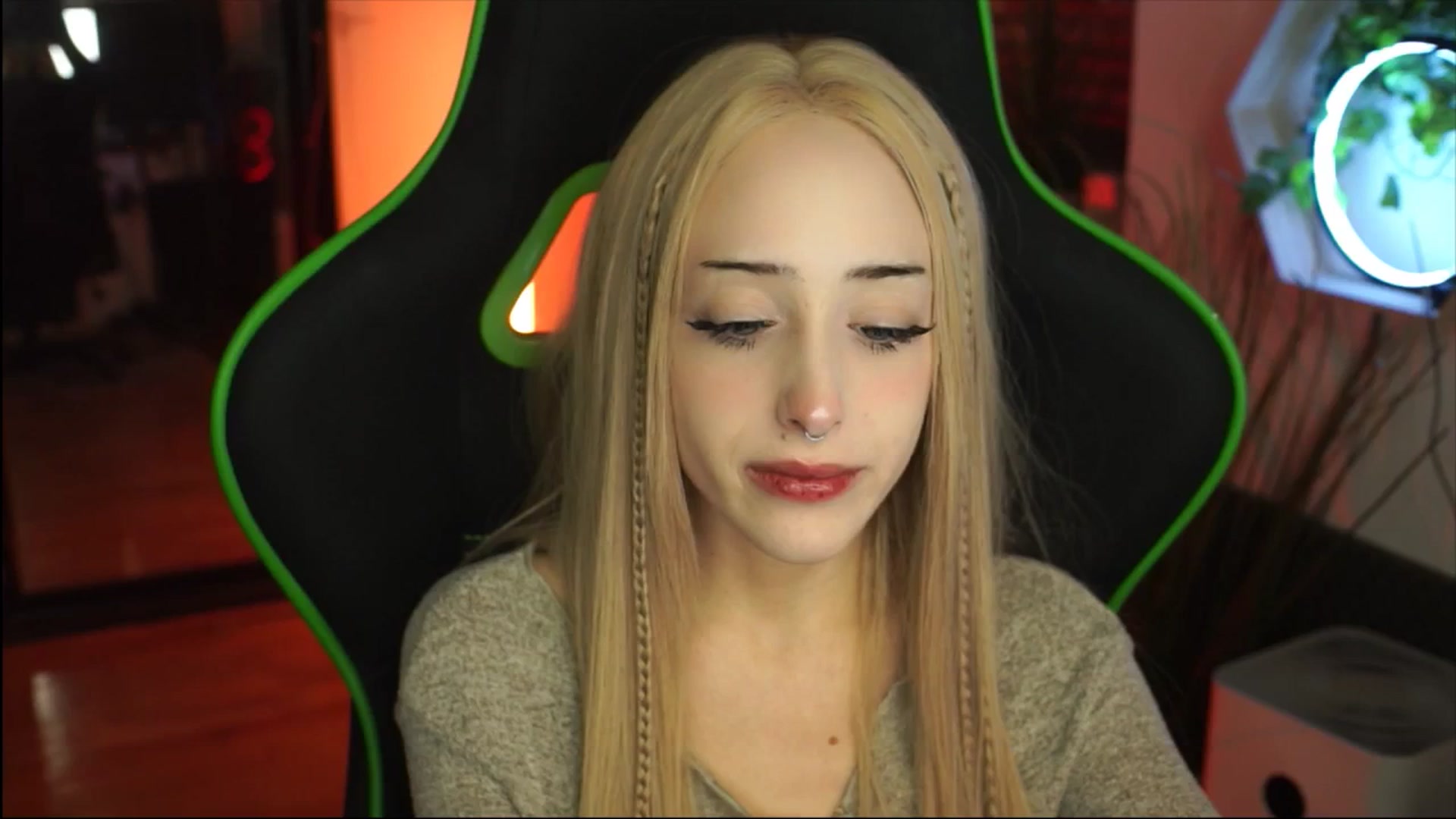 Gallery image thumbnail from Fanny21's myfreecams stream on, 12/03/2025, 20:07 image 2 of 20