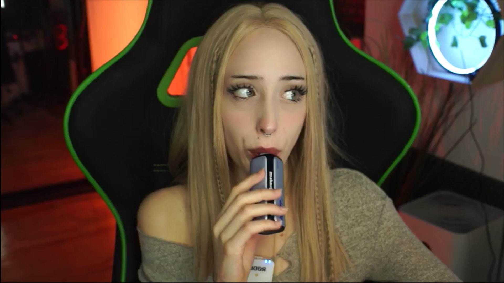 Gallery image thumbnail from Fanny21's myfreecams stream on, 12/03/2025, 20:07 image 15 of 20