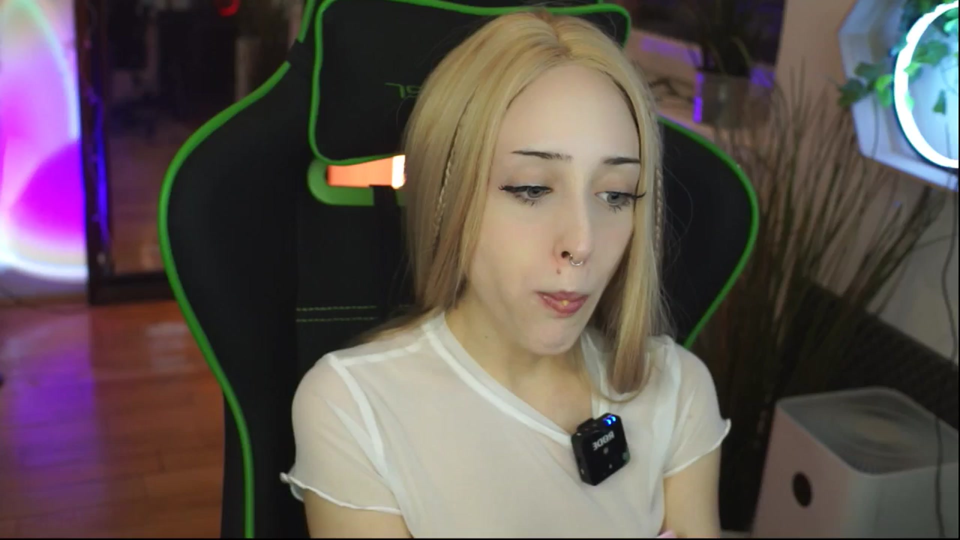 Gallery image thumbnail from Fanny21's myfreecams stream on, 12/11/2025, 22:08 image 12 of 20