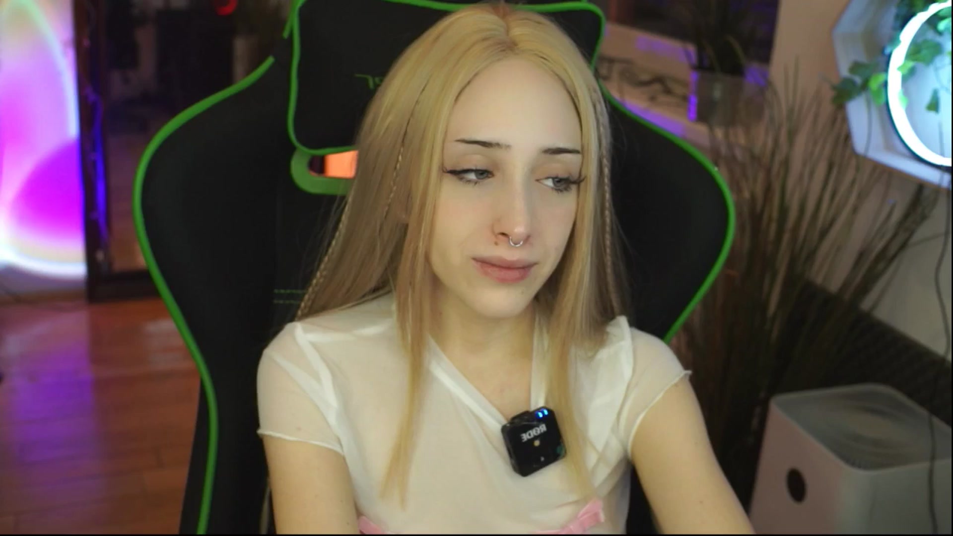 Gallery image thumbnail from Fanny21's myfreecams stream on, 12/11/2025, 22:08 image 5 of 20