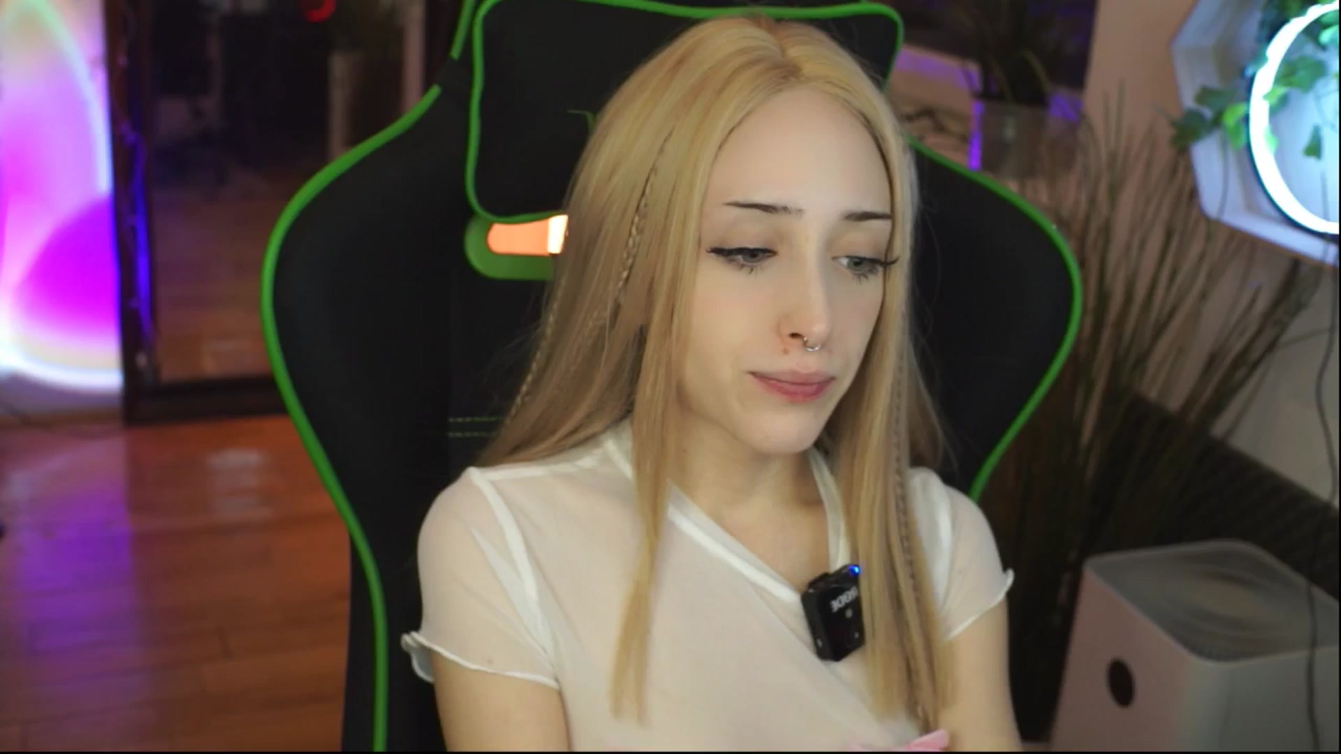 Gallery image thumbnail from Fanny21's myfreecams stream on, 12/11/2025, 22:08 image 17 of 20
