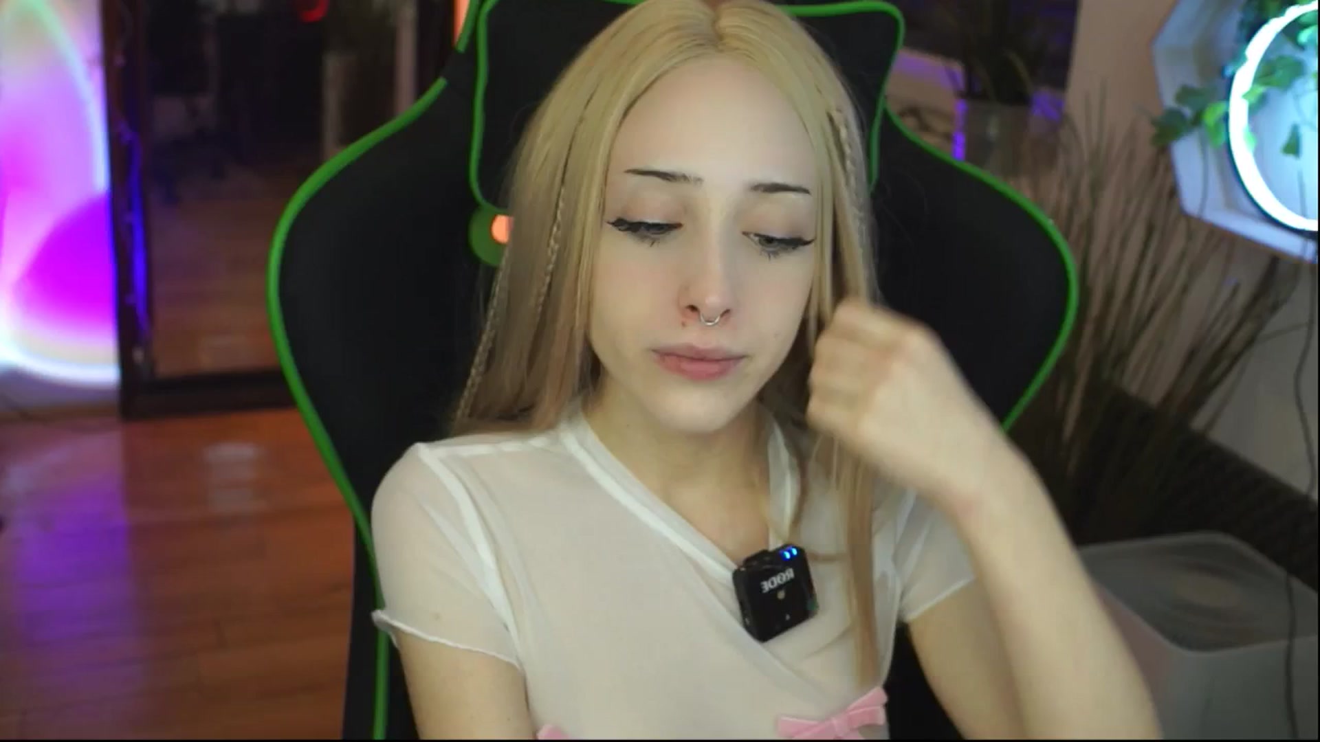 Gallery image thumbnail from Fanny21's myfreecams stream on, 12/11/2025, 22:08 image 7 of 20