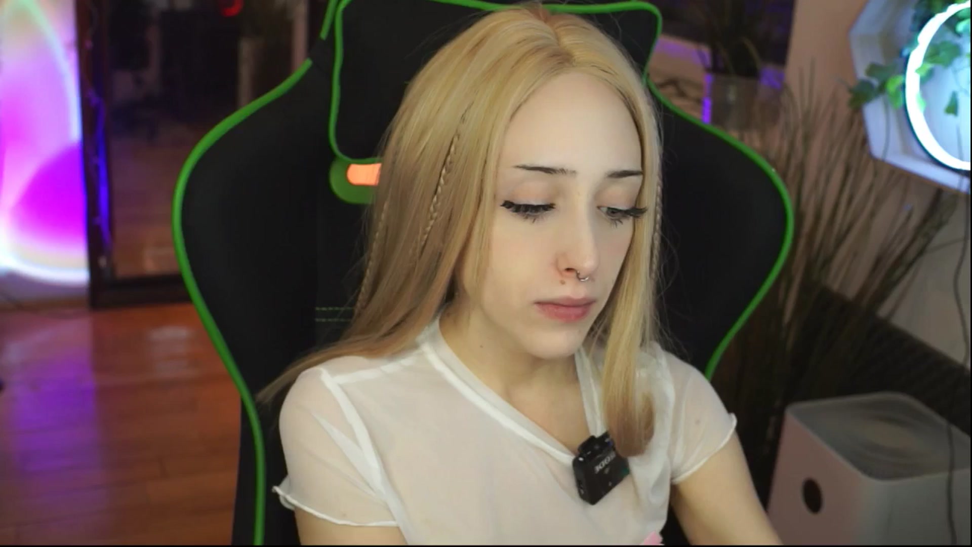 Gallery image thumbnail from Fanny21's myfreecams stream on, 12/11/2025, 22:08 image 14 of 20