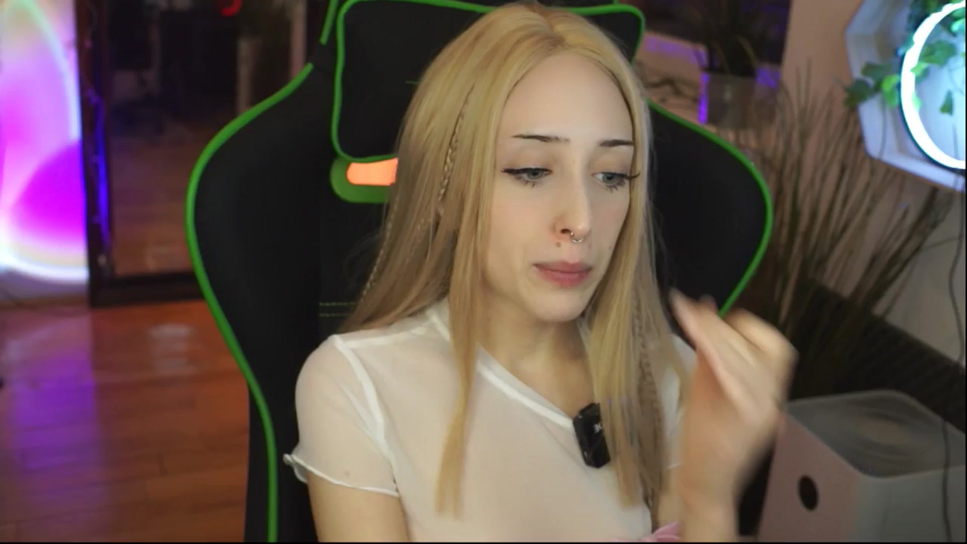Gallery image thumbnail from Fanny21's myfreecams stream on, 12/11/2025, 22:08 image 16 of 20