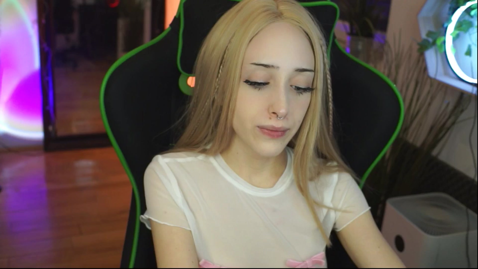 Gallery image thumbnail from Fanny21's myfreecams stream on, 12/11/2025, 22:08 image 10 of 20