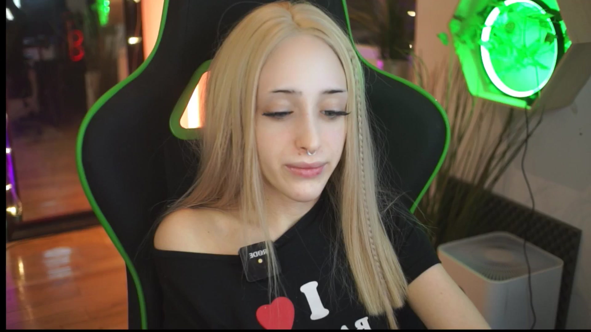 Gallery image thumbnail from Fanny21's myfreecams stream on, 12/16/2025, 22:48 image 18 of 20