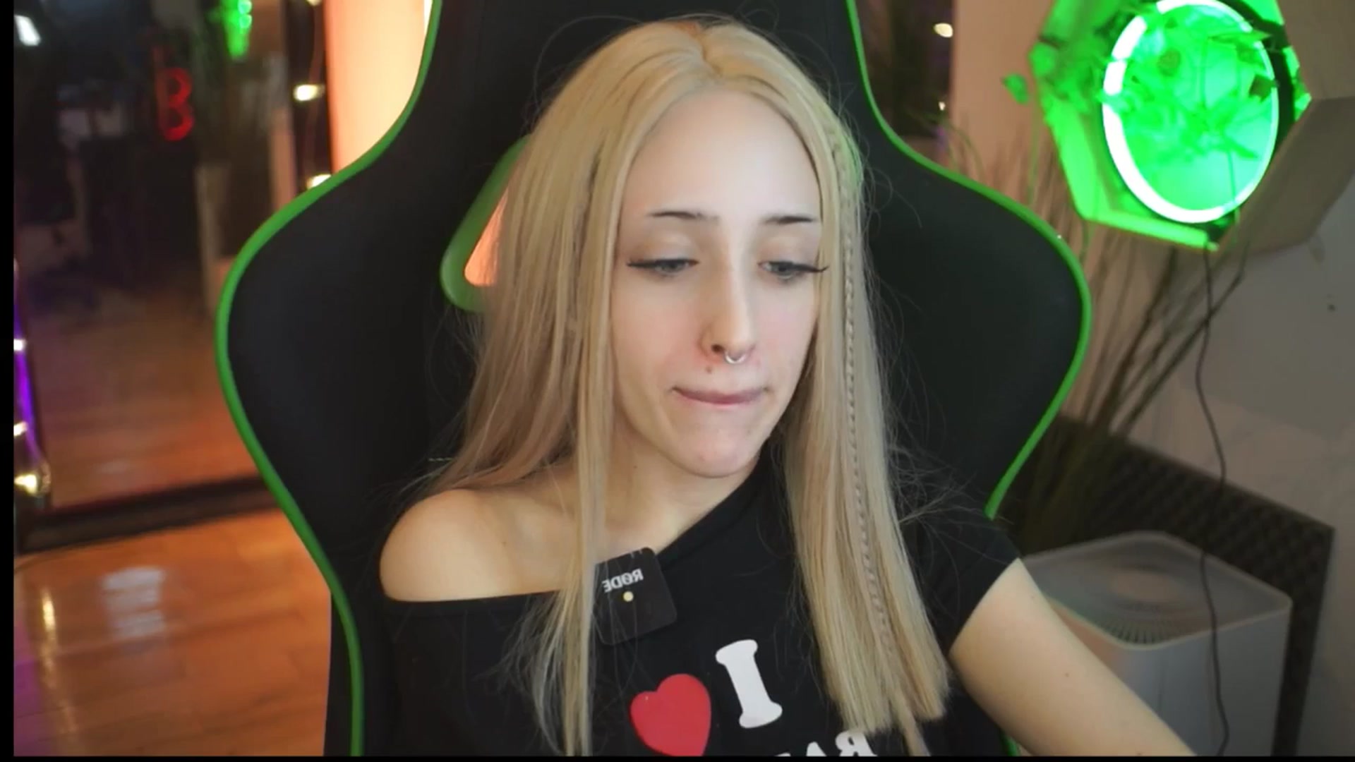 Gallery image thumbnail from Fanny21's myfreecams stream on, 12/16/2025, 22:48 image 20 of 20