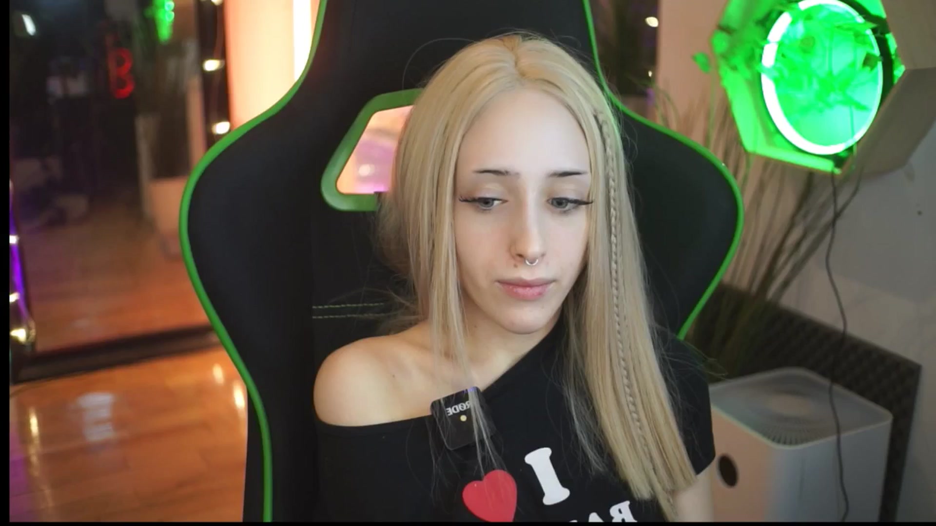 Gallery image thumbnail from Fanny21's myfreecams stream on, 12/16/2025, 22:48 image 16 of 20