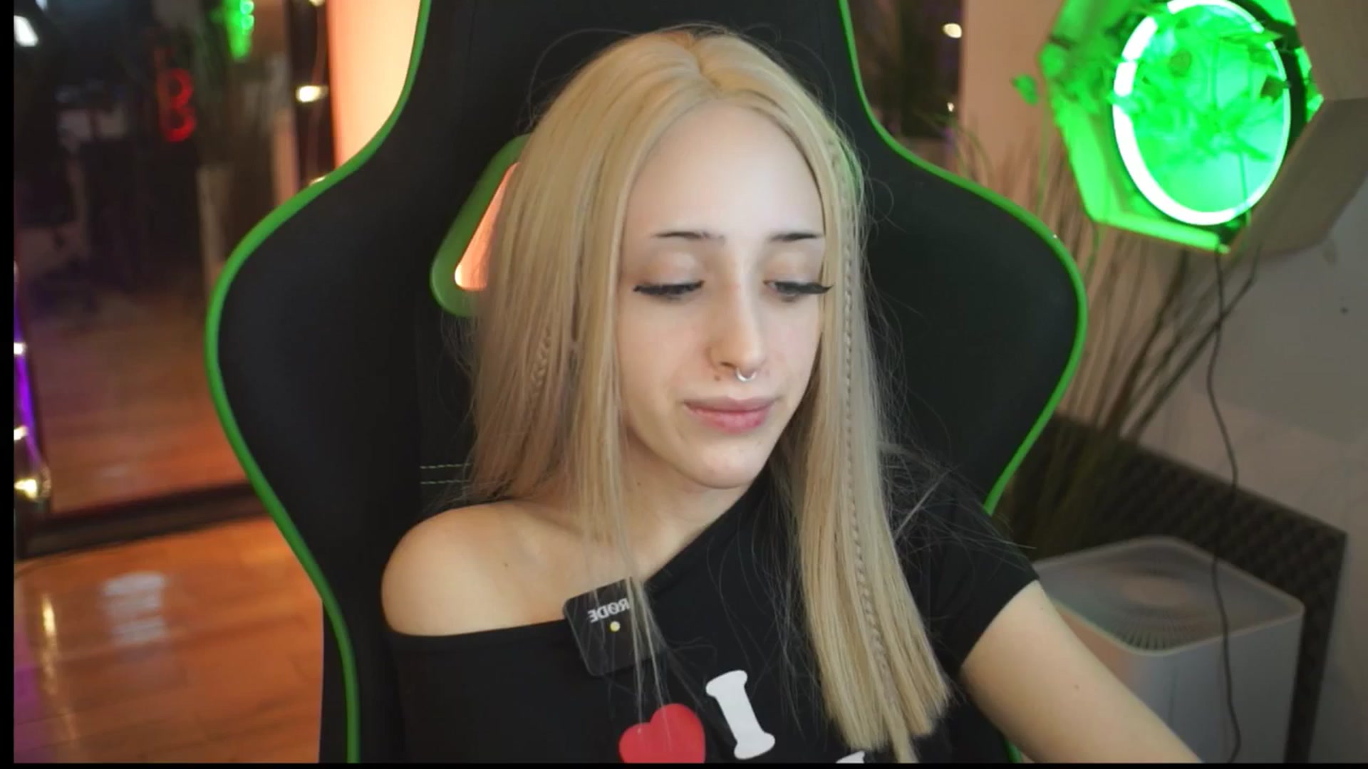 Gallery image thumbnail from Fanny21's myfreecams stream on, 12/16/2025, 22:48 image 19 of 20