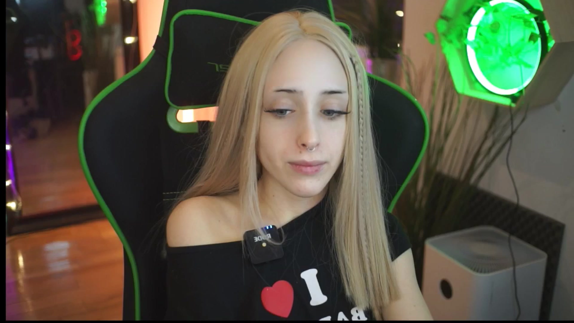 Gallery image thumbnail from Fanny21's myfreecams stream on, 12/16/2025, 22:48 image 13 of 20