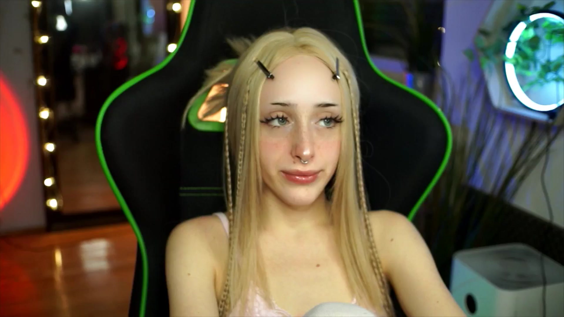 Gallery image thumbnail from Fanny21's myfreecams stream on, 12/26/2025, 22:41 image 10 of 20