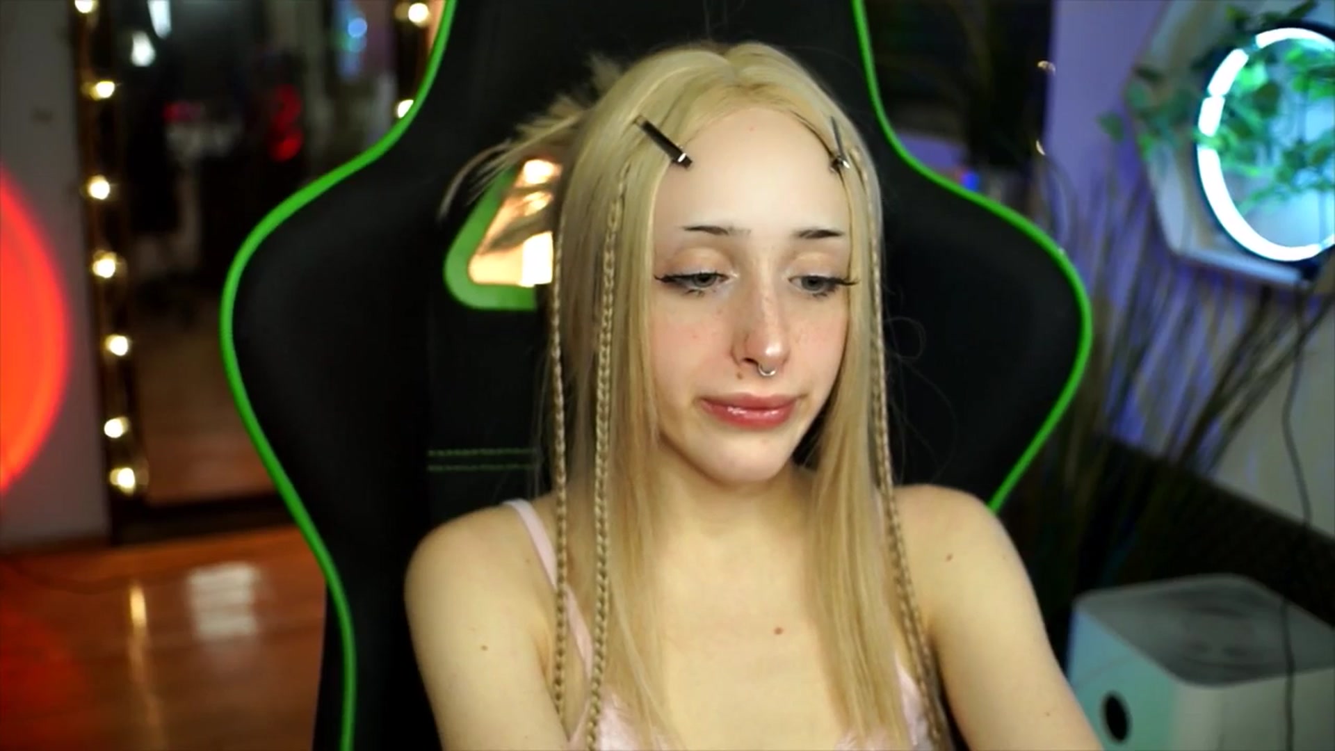 Gallery image thumbnail from Fanny21's myfreecams stream on, 12/26/2025, 22:41 image 20 of 20