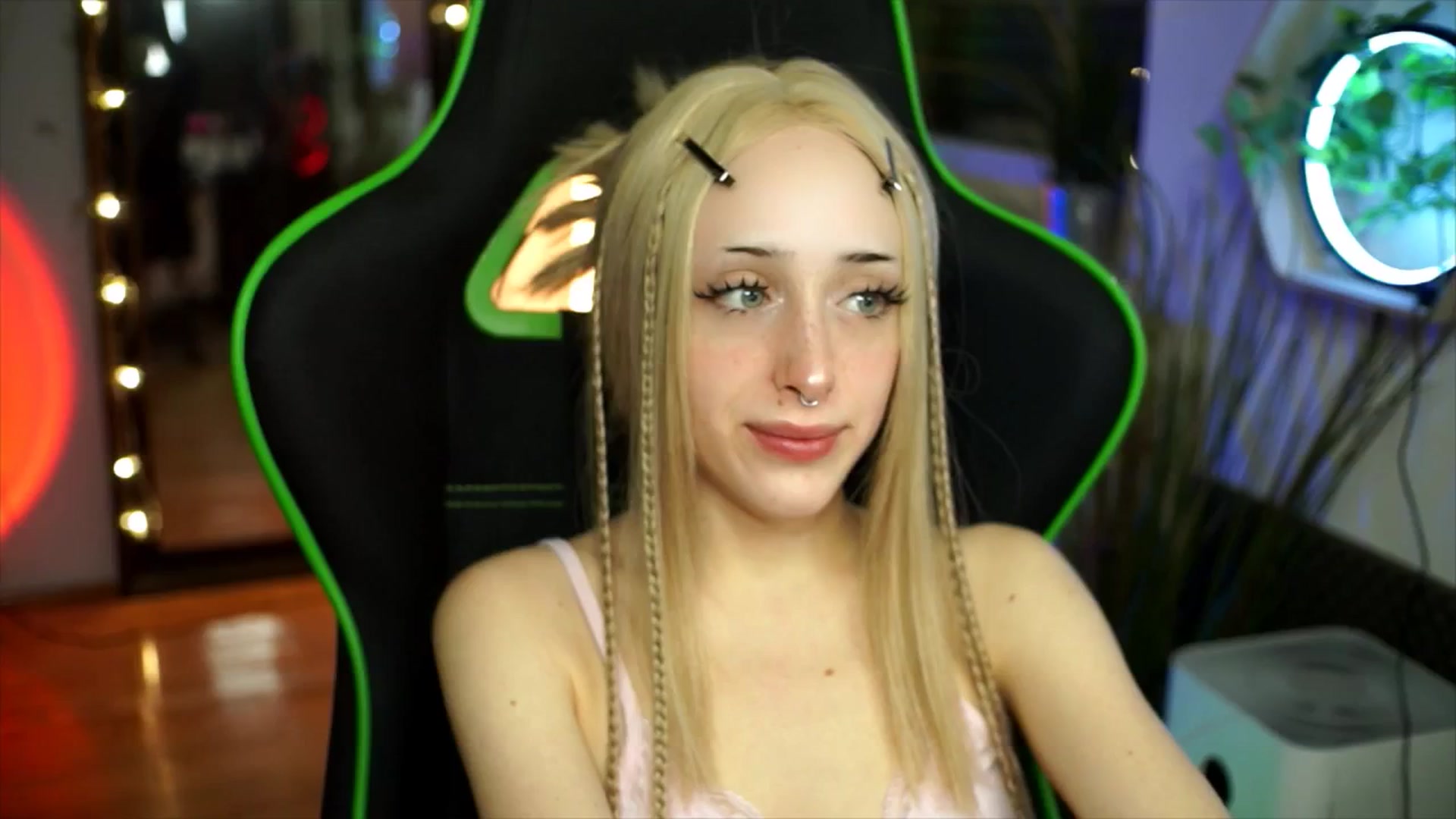 Gallery image thumbnail from Fanny21's myfreecams stream on, 12/26/2025, 22:41 image 16 of 20