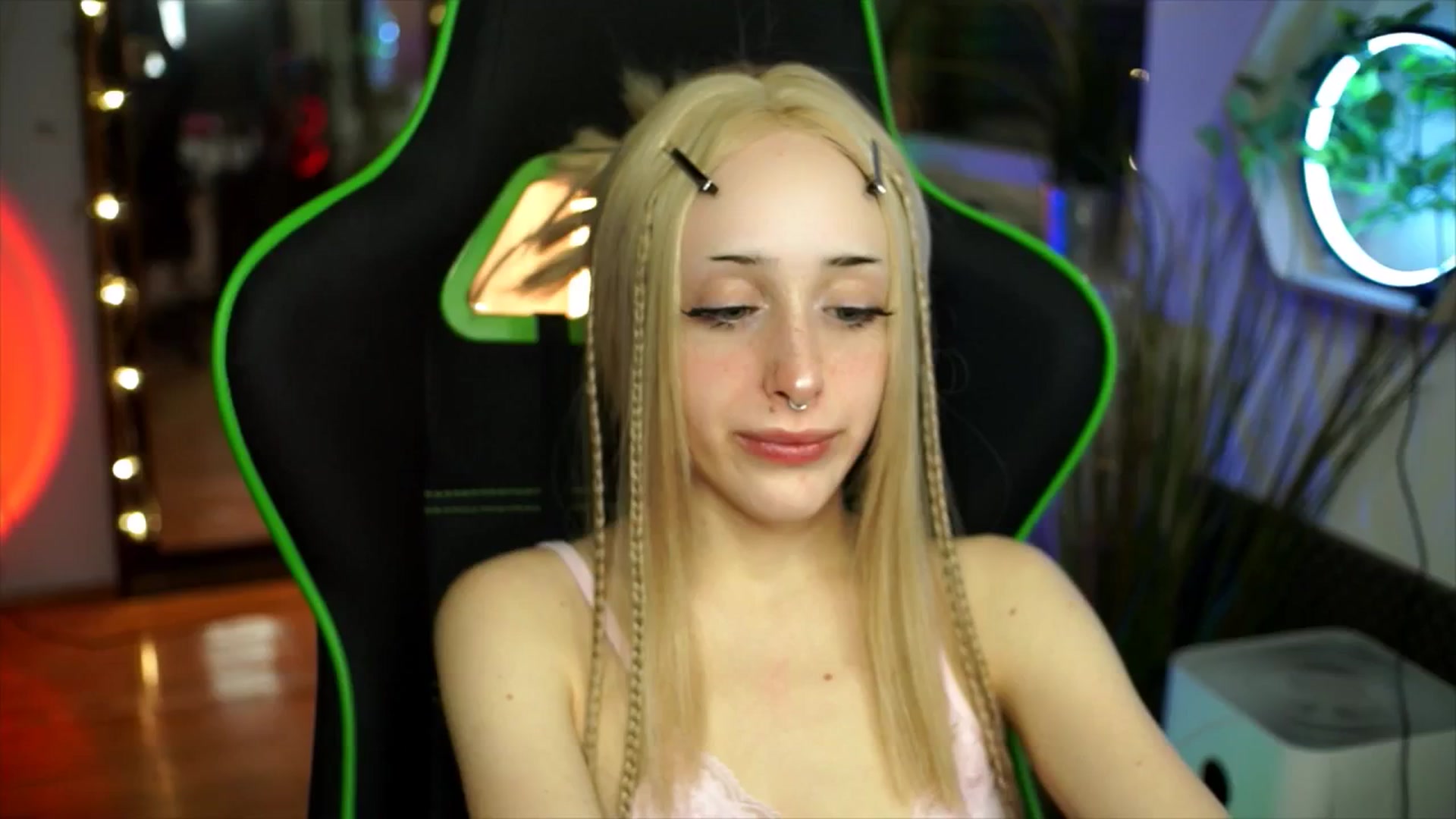 Gallery image thumbnail from Fanny21's myfreecams stream on, 12/26/2025, 22:41 image 14 of 20