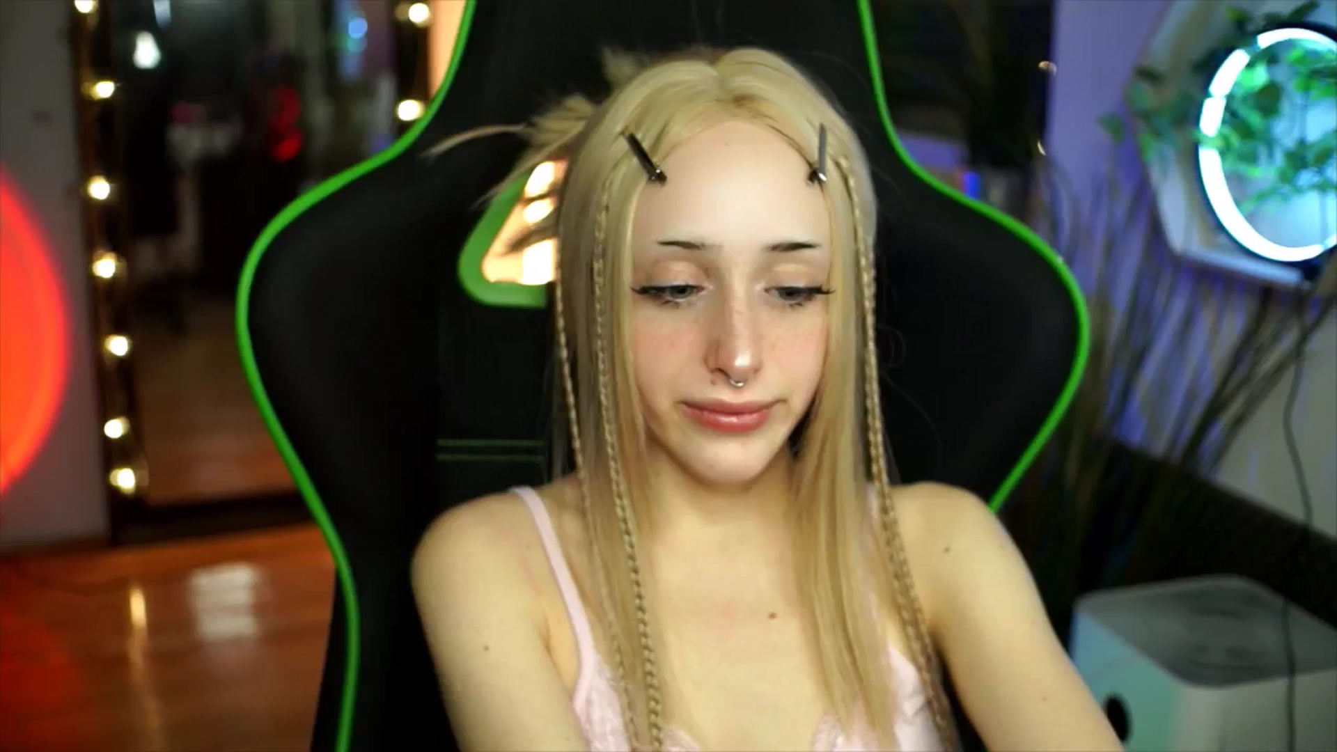 Gallery image thumbnail from Fanny21's myfreecams stream on, 12/26/2025, 22:41 image 15 of 20