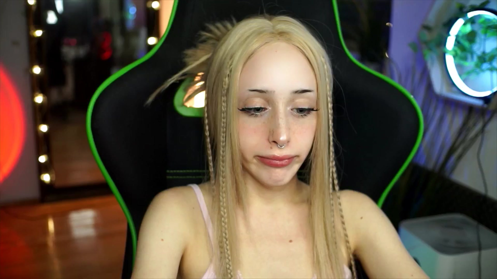 Gallery image thumbnail from Fanny21's myfreecams stream on, 12/26/2025, 22:41 image 4 of 20