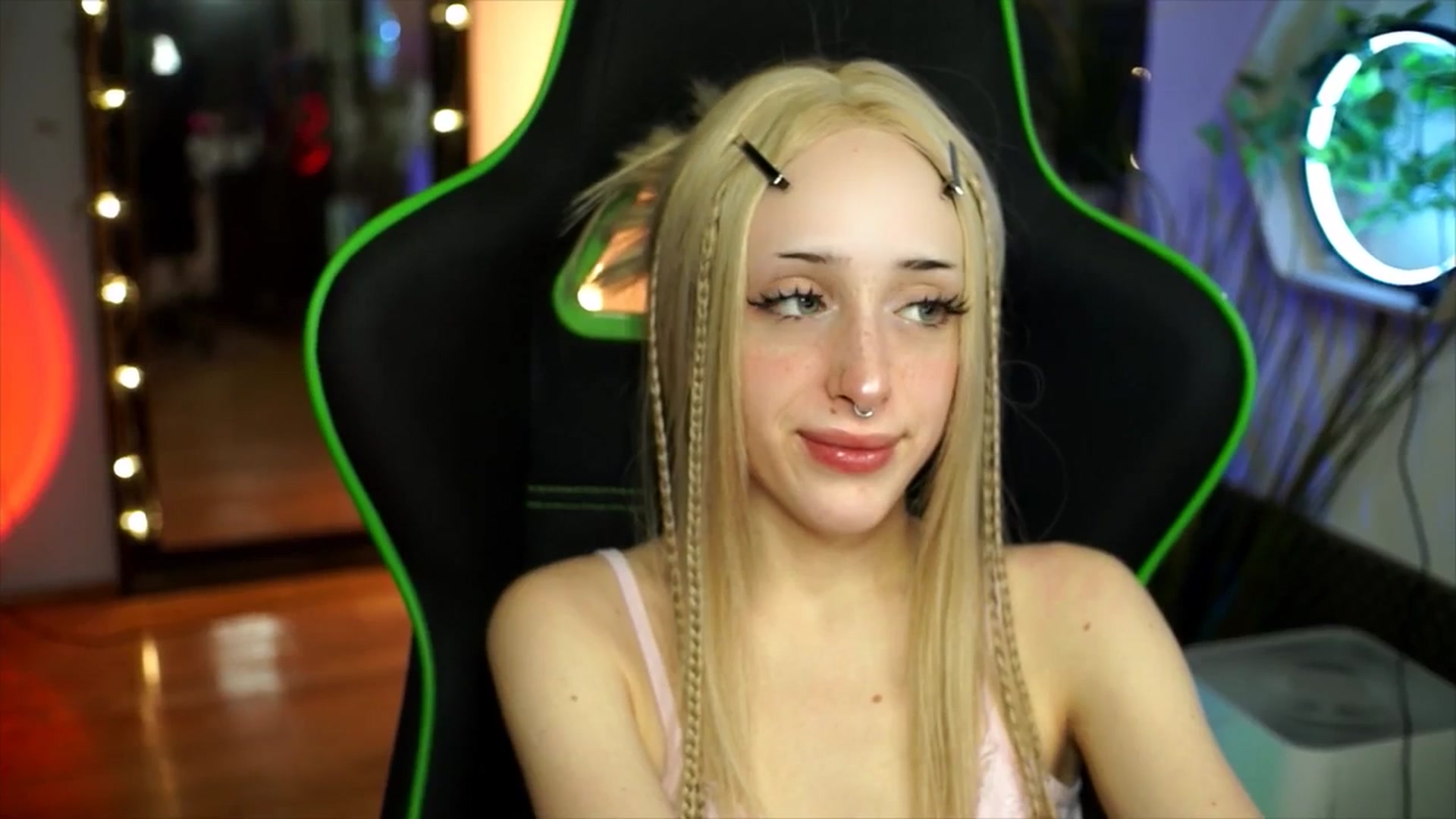 Gallery image thumbnail from Fanny21's myfreecams stream on, 12/26/2025, 22:41 image 19 of 20