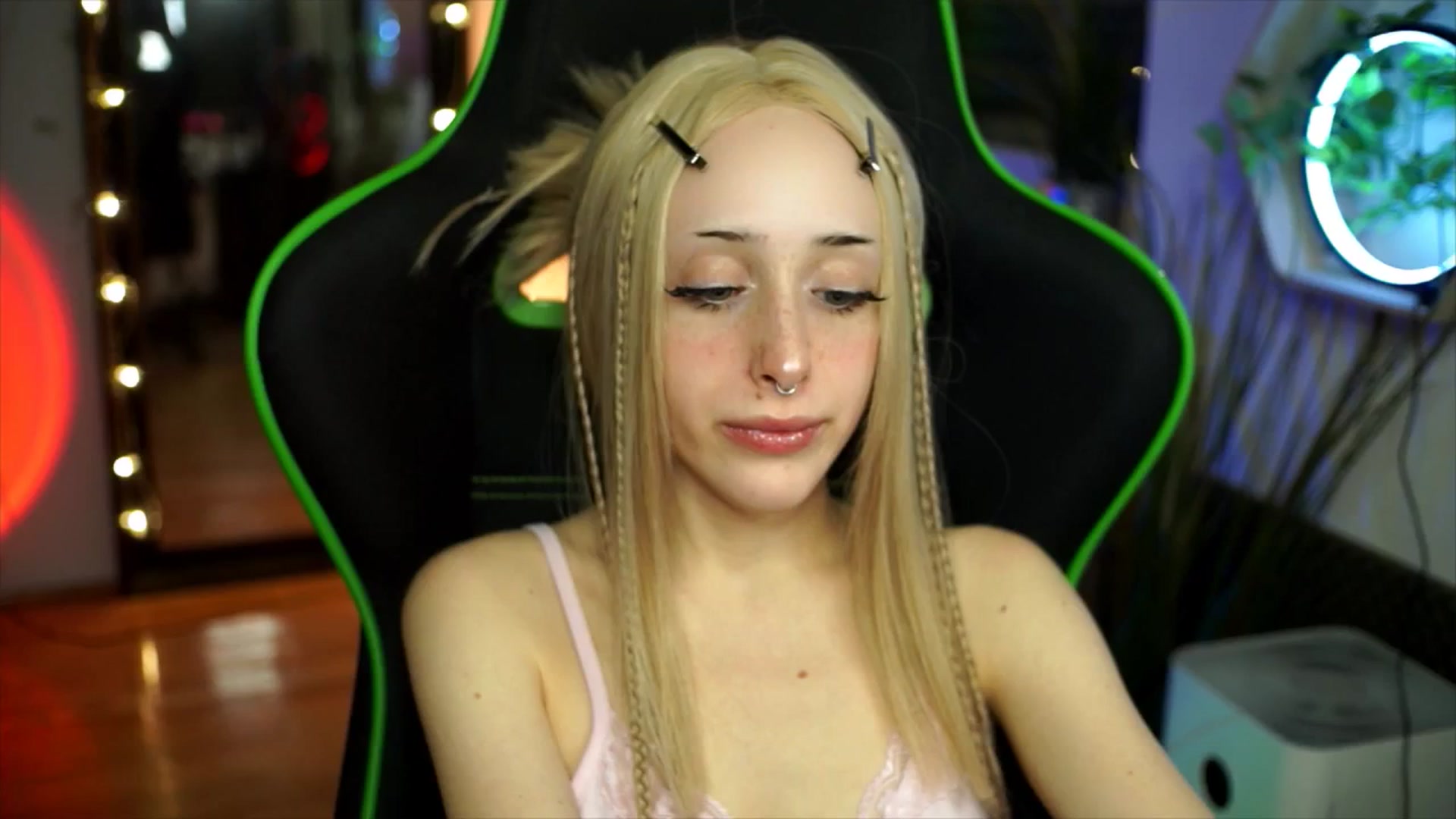 Gallery image thumbnail from Fanny21's myfreecams stream on, 12/26/2025, 22:41 image 9 of 20