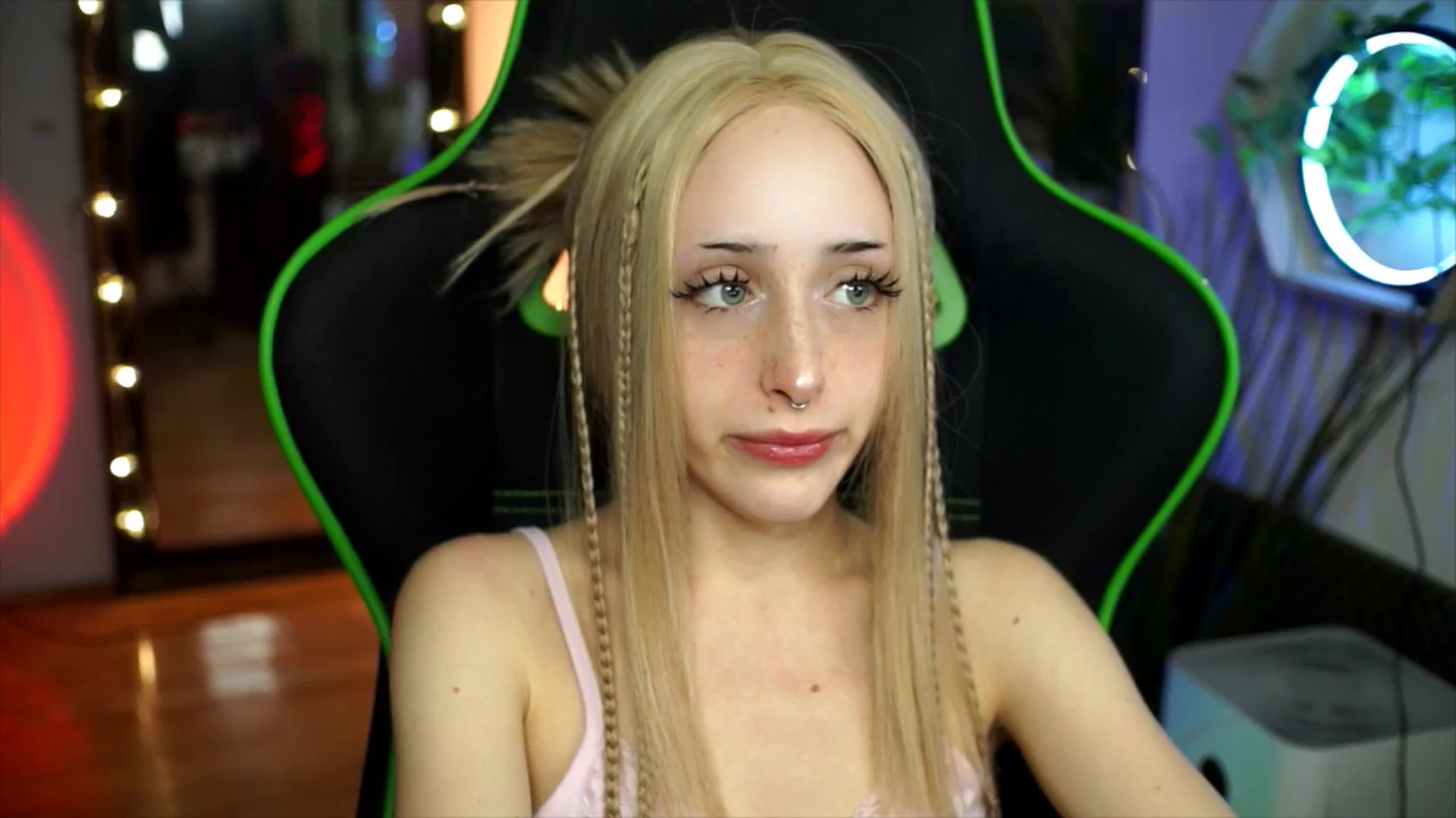 Gallery image thumbnail from Fanny21's myfreecams stream on, 12/26/2025, 22:41 image 2 of 20